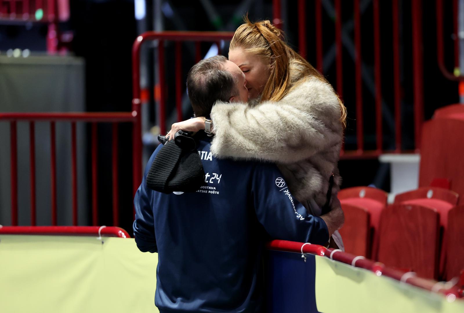 Hrvatski izbornik Dagur Sigurdsson, inače islandski stručnjak, proslavio je novu pobjedu Hrvatske protiv Švicarske u Malmö Areni poljupcima u zagrljaju nove djevojke. 