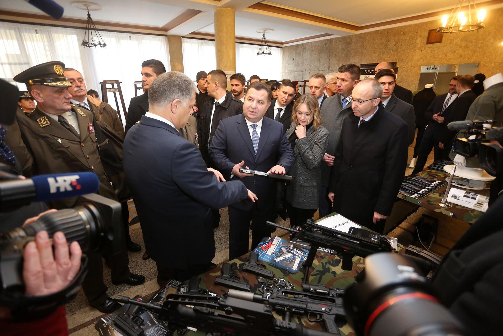 Nakon sastanka hrvatskog i ukrajinskog izaslanstva ministri su obišli taktičko-tehnički zbor vojnog naoružanja i opreme na kojem su tvrtke "Galeb", "HS Produkt", "Šestan Busch", "Kroko", "Hemko", "Čateks", "Varteks", "Madler", "DOK-ING", "KAP-KO" i "Odjeća" predstavile svoje proizvode.