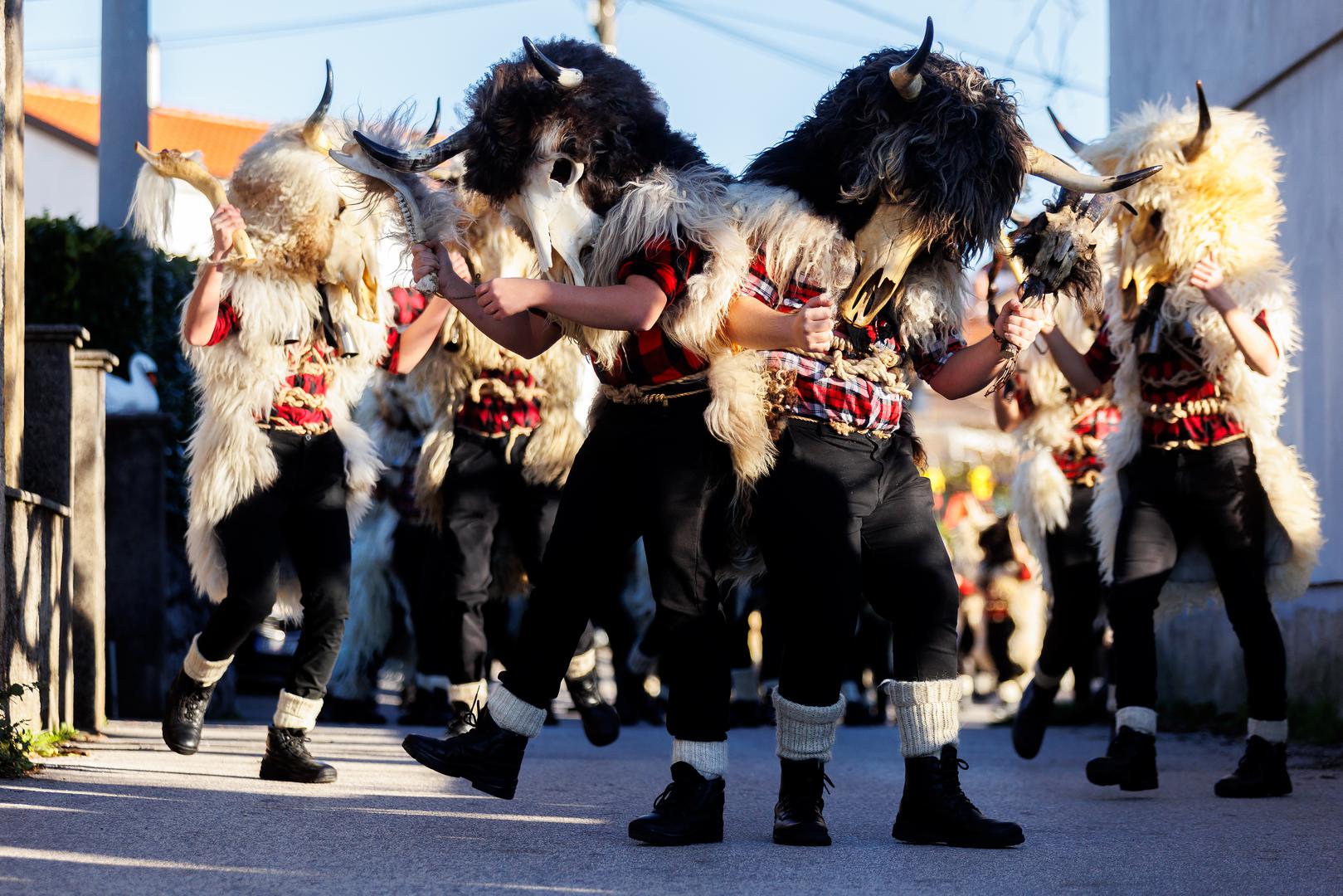 Nakon što formiraju kolo, Dondolaši skidaju maske i nesmetano se okrjepljuju i nazdravljaju svojim domaćinima, nakon čega kreću u iduće selo.
