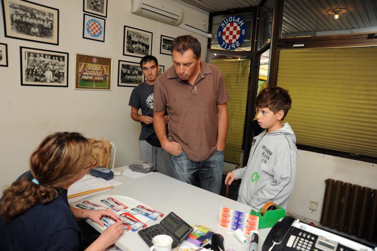 'pixsell-hrvatska-split-06.09.2010.-Split- Pocela prodaja karata za veliki derbi Hajduk Dinamo Photo: Nino Strmotic/PIXSELL'