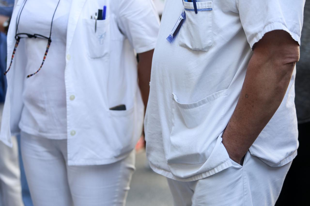 Zagreb: Zdravstveni sindikati na Rebru organizirali prosvjednu akciju 'Pet do 12'