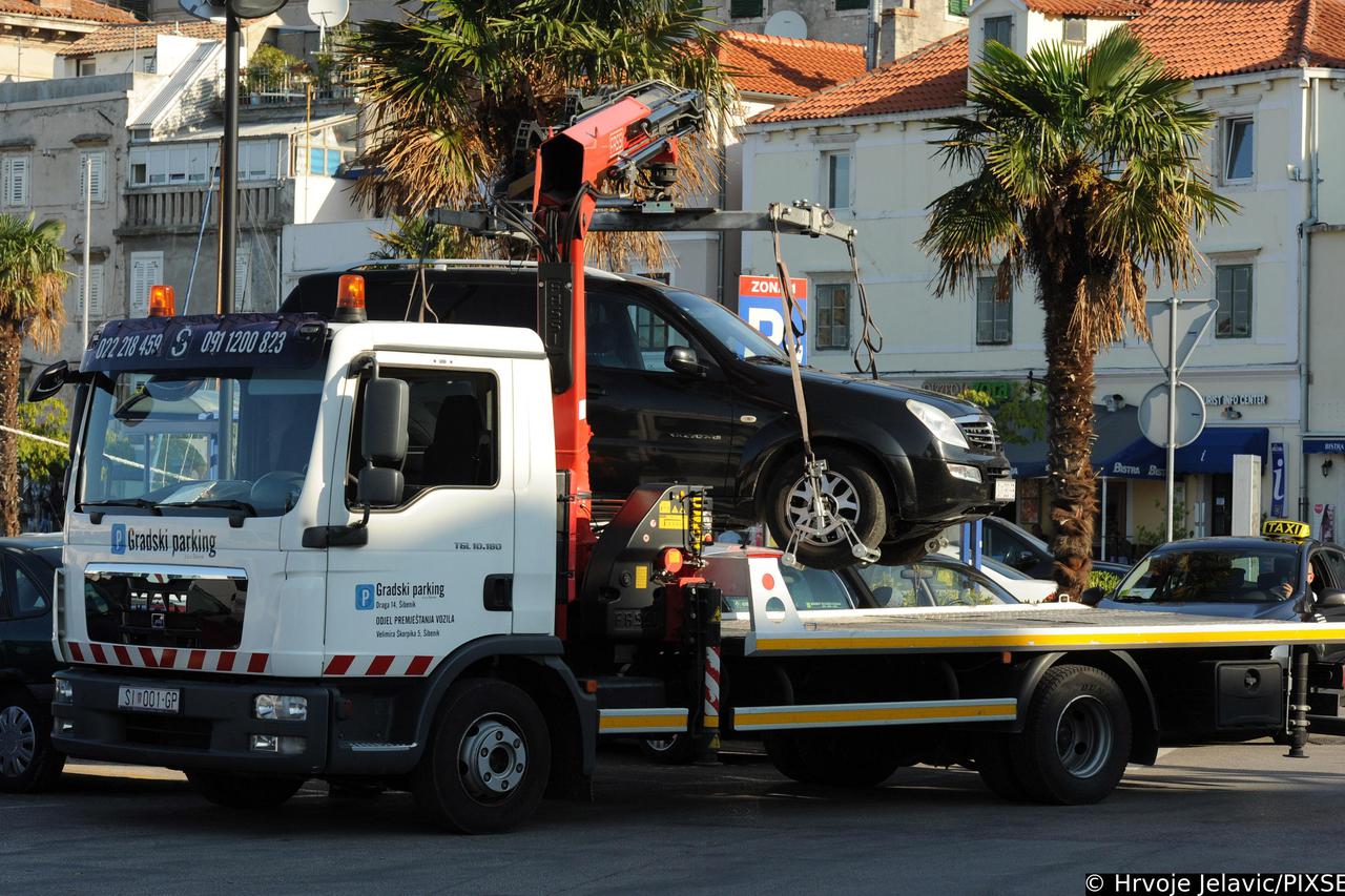 Šibenik: Pauk uklonio auto zbog nepropisnog parkiranja