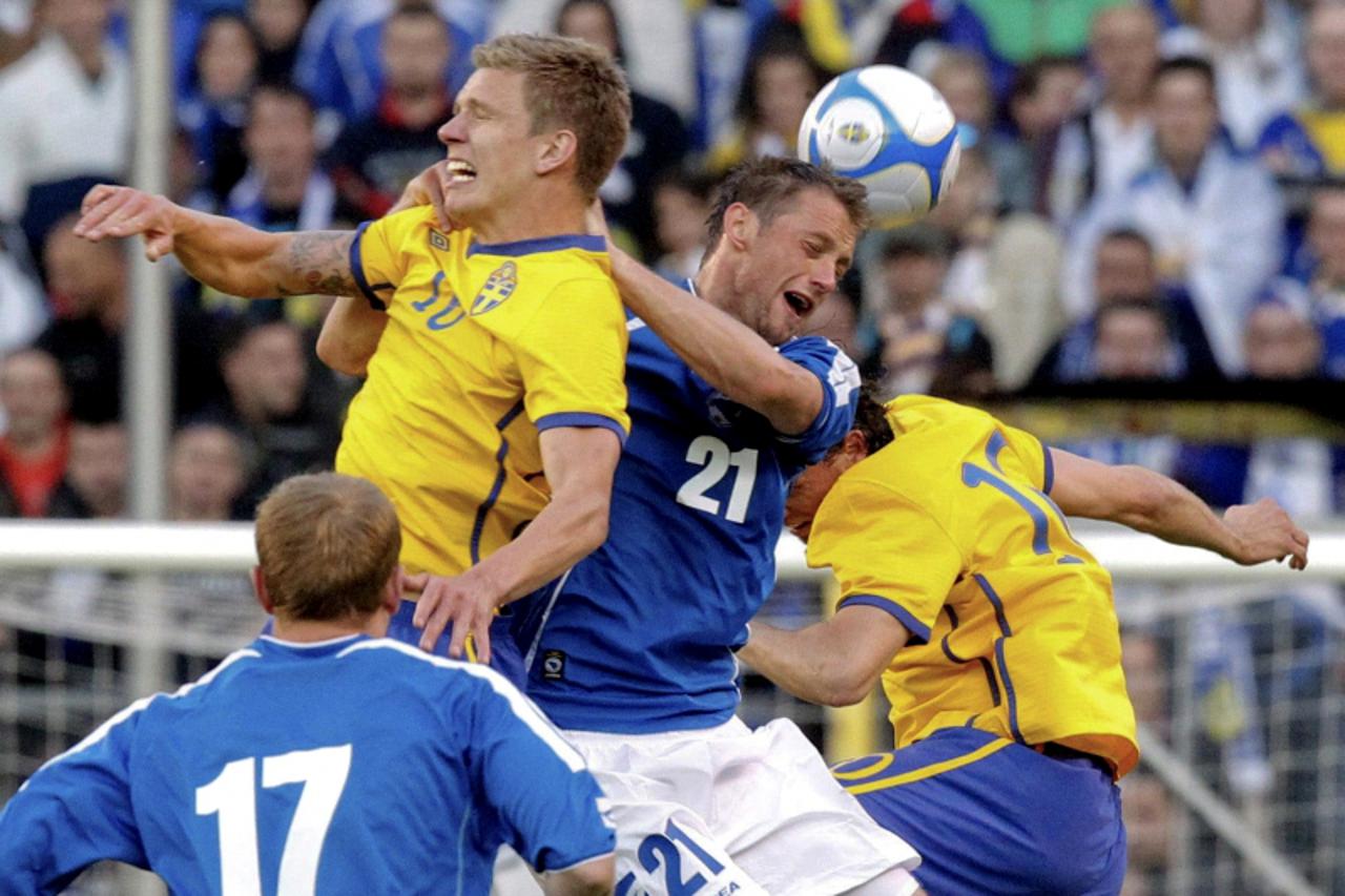 'Sweden\'s Pontus Wernbloom (L) vies with Bosnia\'s Adnan Mravac (C) during their international friendly football match in Stockholm on May 29, 2010.  AFP PHOTO/SCANPIX/FREDERIK PERSSON'