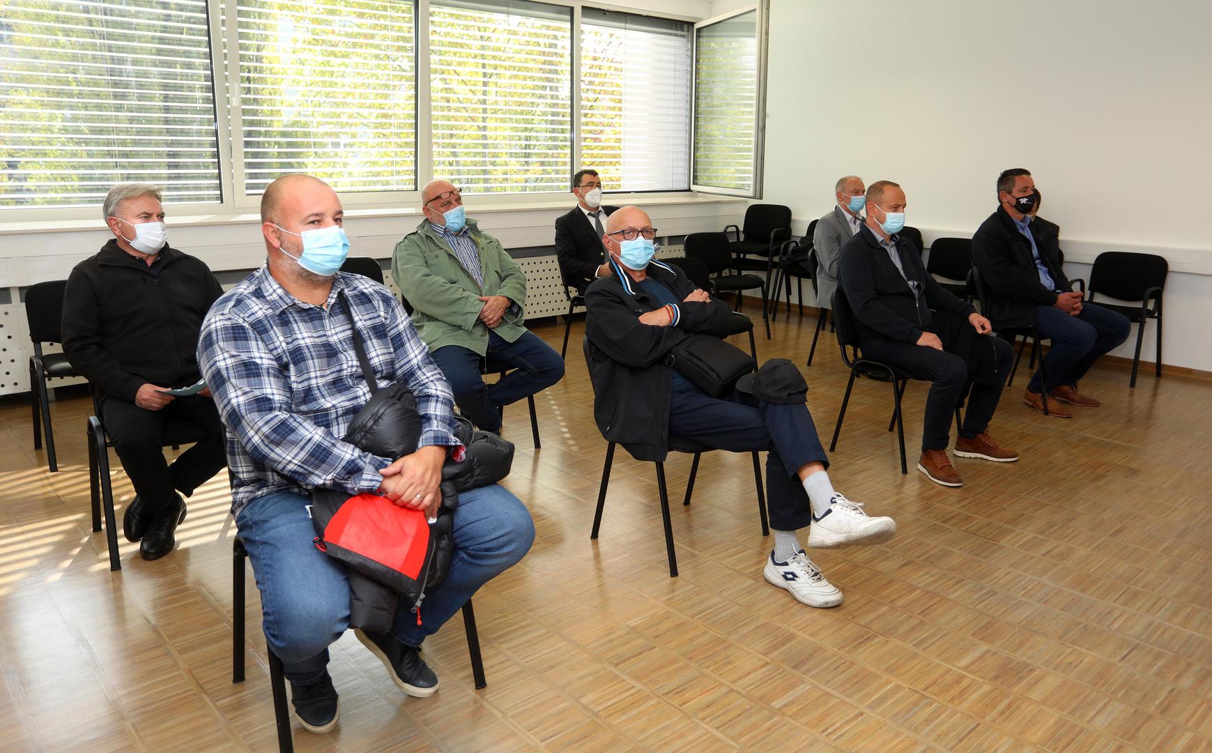 18.10.2021., Karlovac -  Na Opcinskom sudu u Karlovcu  pocelo je  sudenja skupini osumnjicenoj za izvlacenje novca iz Rukometnog kluba Karlovac. Utajili su od poreza oko 1,8 milijuna kuna. Osumnjiceni su Marinko Matesic iz HRK-a Karlovac, Dubravko Strnic tadasnji celnik HRK Karlovac , Ivan Fink, policijski sluzbenik, Tomislav Polic, tadasnji predstavnik Karlovacke sportske zajednice, Danijel Trupkovic, djelatnik Mladosti koji je vodio Taekwondo klub Svarca i Petar Banic, predsjednik HvidrePhoto: Kristina Stedul Fabac/PIXSELL