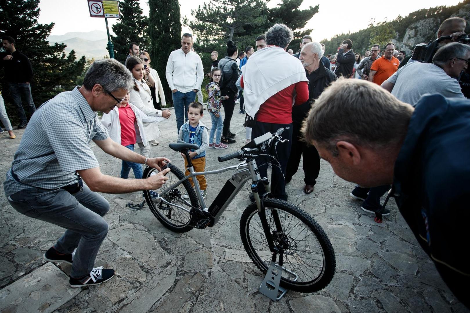 02.06.2020., Imotski - Mladi inovator Mario Ljubicic pred velikim brojem okupljenih na vidilici Modrog jezera u Imotskom predstavio je svoj elektricni bicikl s pametnim sustavom vodica.Photo: Milan Sabic/PIXSELL