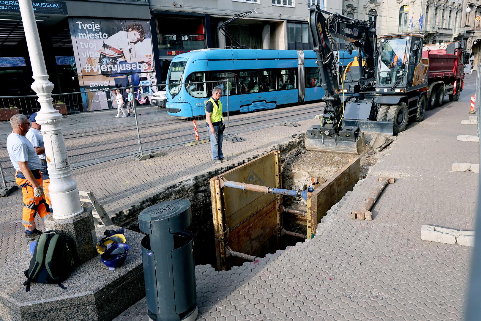 Radnici su jutros bili na terenu, a fotografije pokazuju kako napreduju radovi na jednoj od najprometnijih gradskih lokacija. 