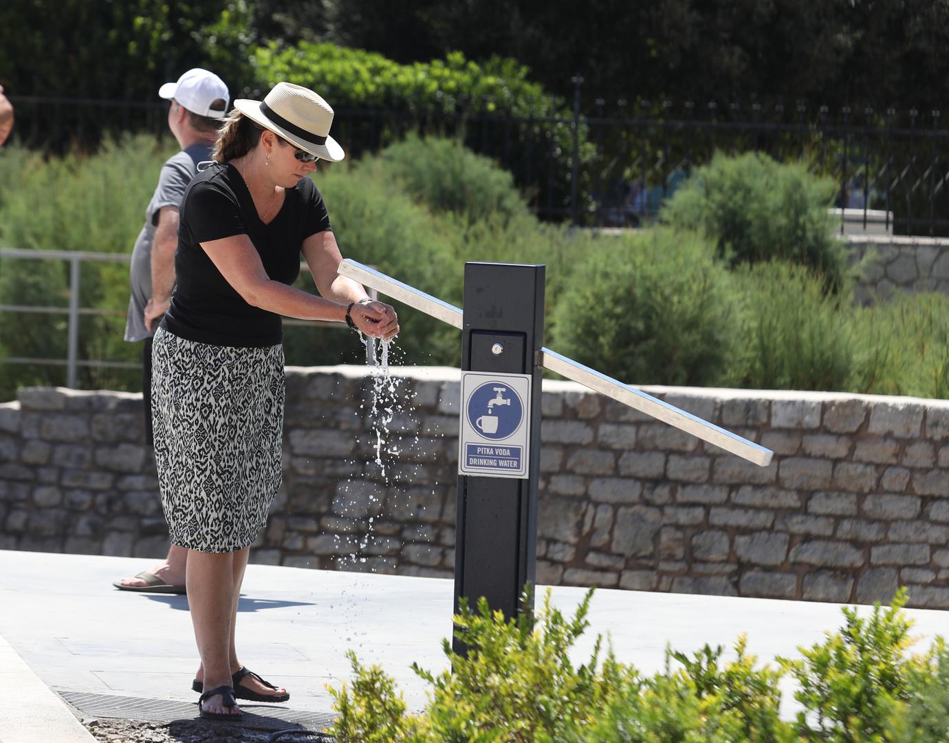 17.06.2024.,Sibenik-Sibencani i njihovi gosti raznim osvjezenjima odoljevaju temperaturi od 34 celzijusevih. Photo: Dusko Jaramaz/PIXSELL