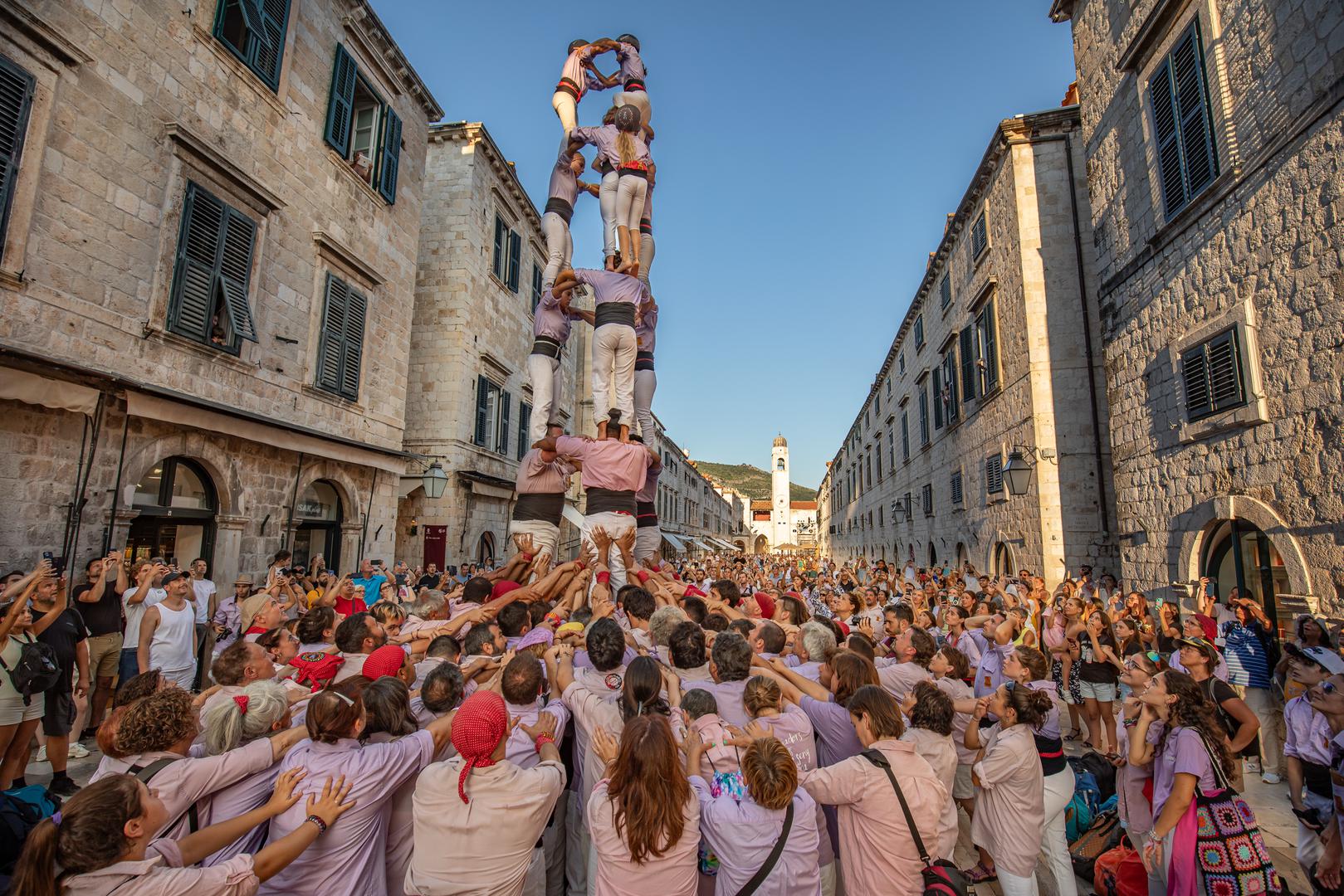 08.07.2023., Stara gradska jezgra, Dubrovnik - Više od 200 ljudi iz skupine Minyons de Terrassa nastupili u gradu stvarajuci tornjeve od ljudskih tijela. Photo: Grgo Jelavic/PIXSELL