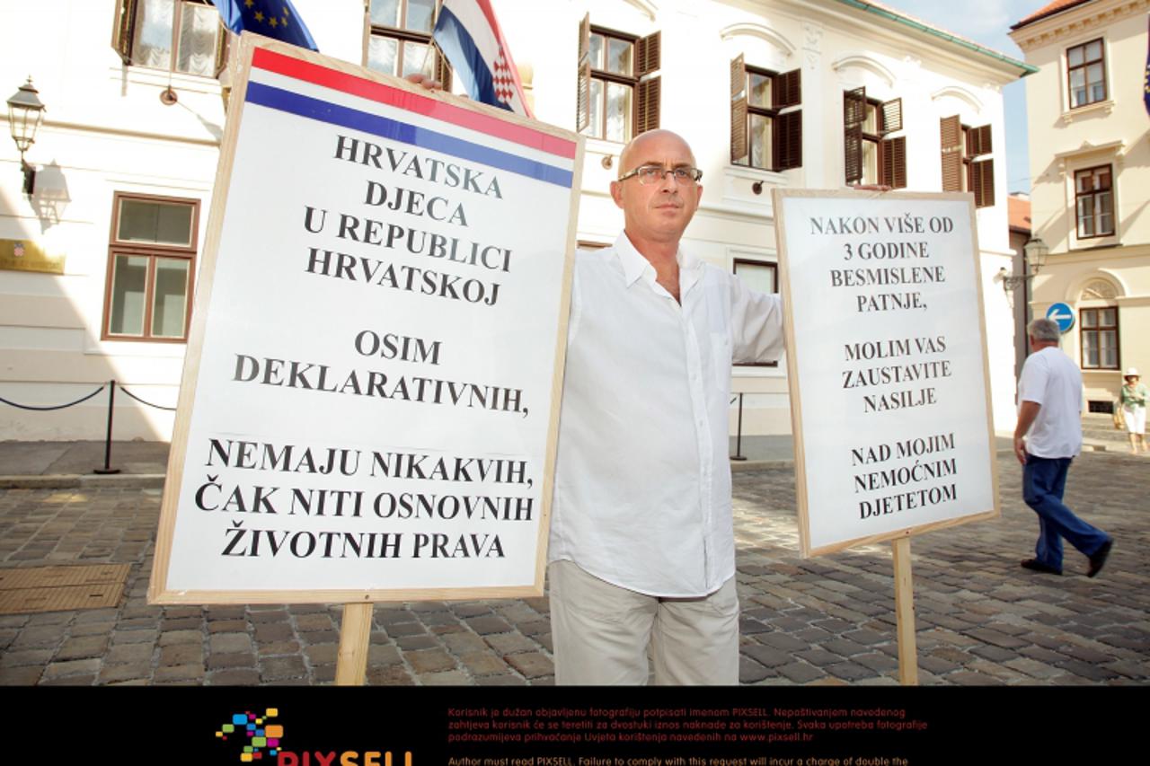 '03.08.2012., Zagreb - Slaven Rukavina prosvjeduje na Markovom trgu, ispred zgrade Vlade, radi toga sto mu ne daju da vidi kcer. Ovom prilikom trazi da ga primi netko iz nadleznog ministarstva.    Pho