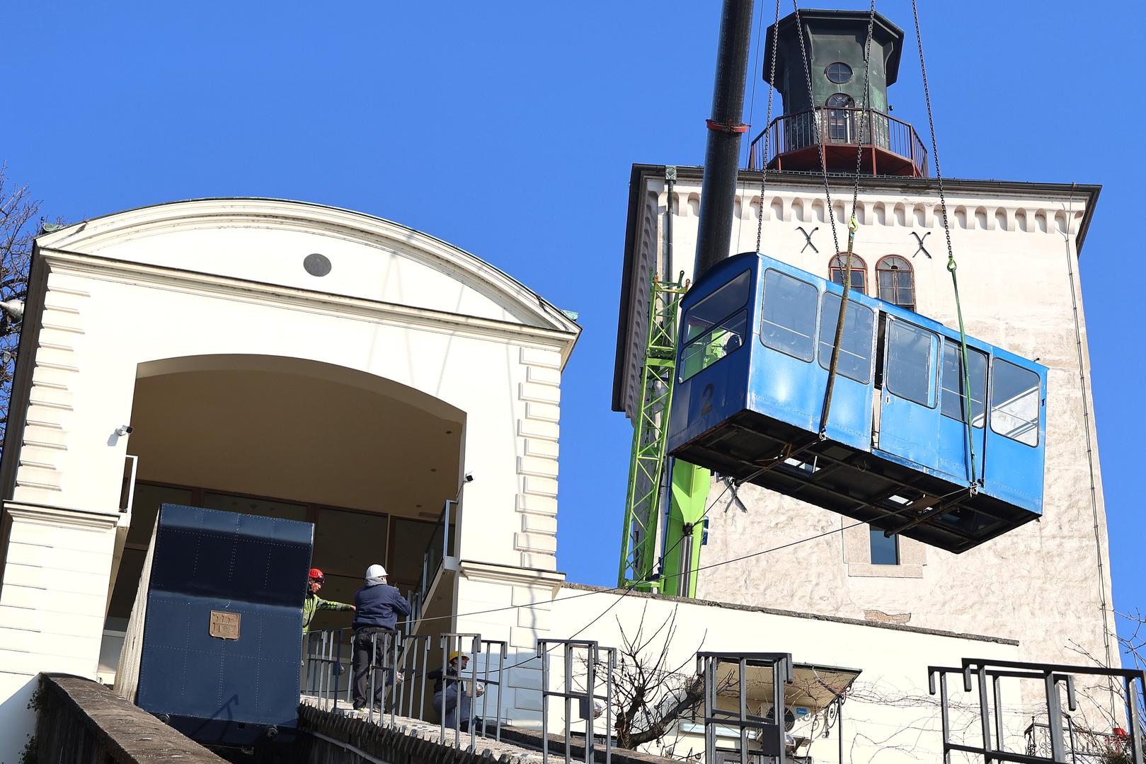 "Leteća" kabina uspnjače, koju su radnici demontirali i podijelili na dva dijela nakon kratke i uspješne akcije premještanja postavljena je na kamion i odvezena.