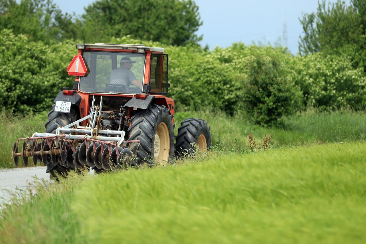 Traktor na cesti