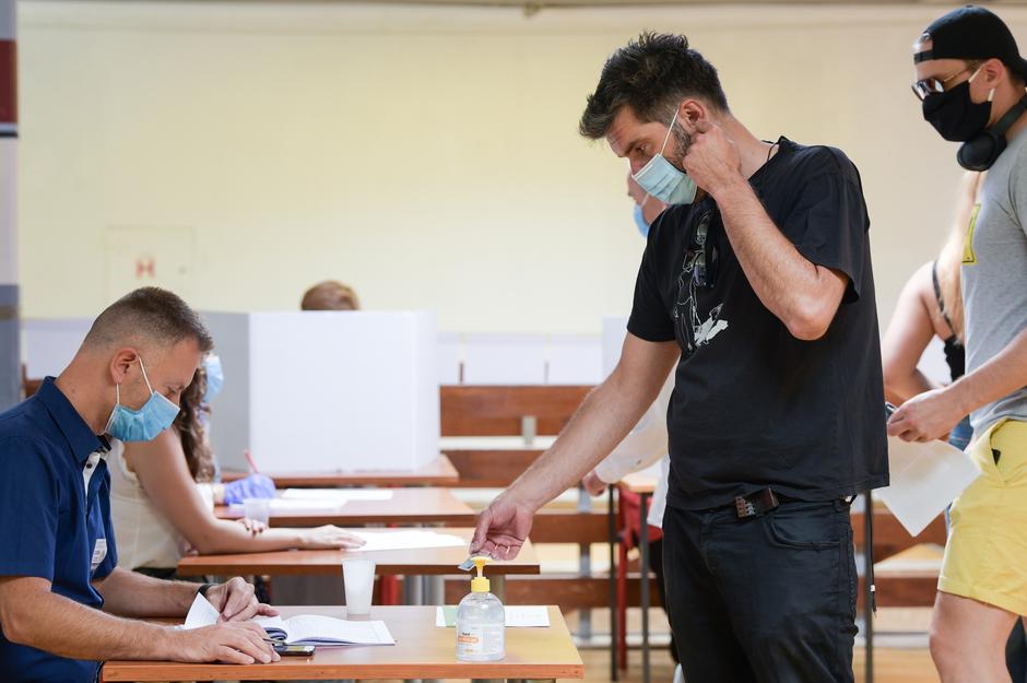 Zagreb: Glumac Bojan Navojec glasao na parlamentarnim izborima