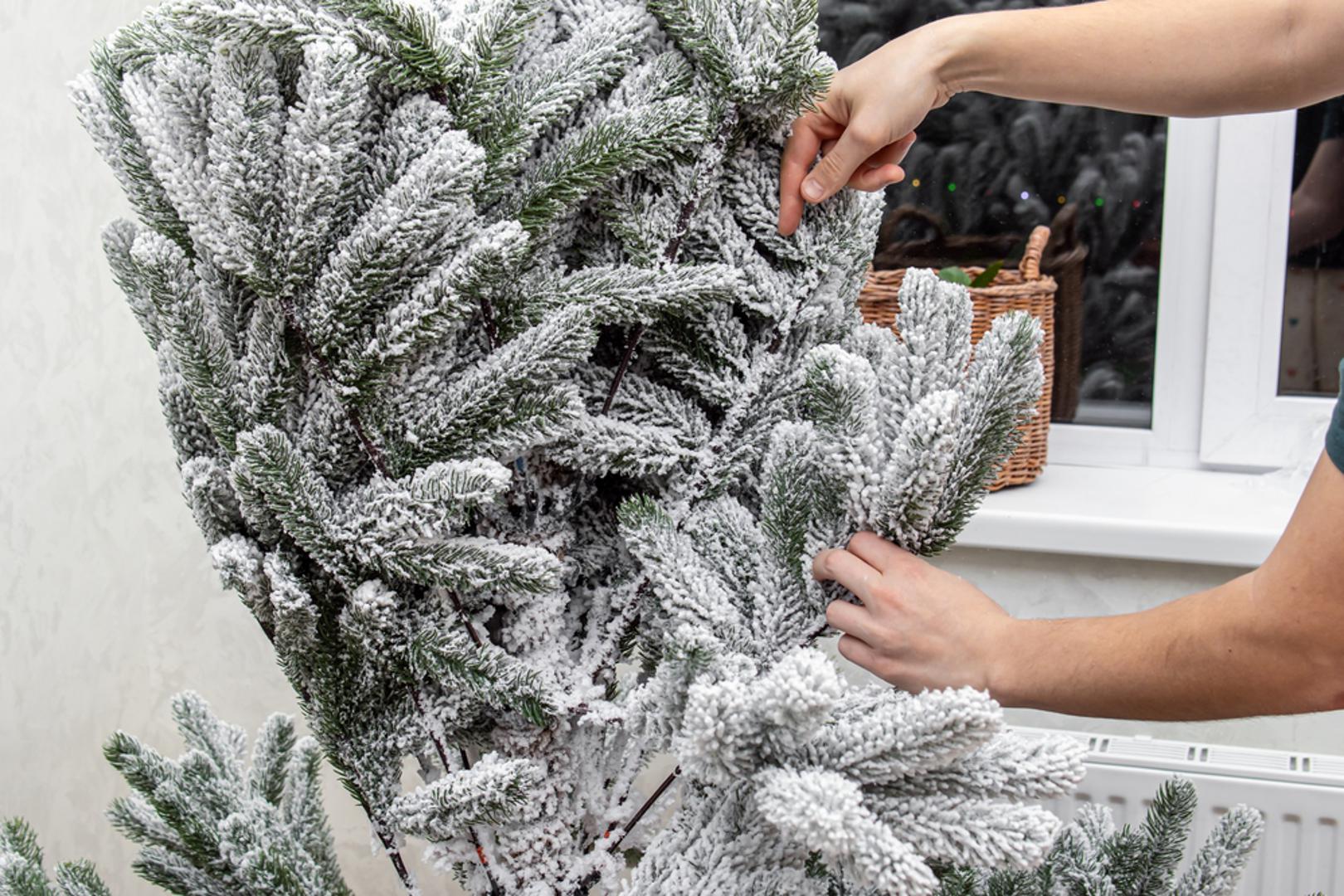Umjetno božićno drvce: Umjetno drvce je praktično: ne osipa se, traje godinama i lako se složi i pospremi. Dostupno je u raznim veličinama i stilovima, od minimalističkih do vrlo realističnih, pa se lako uklopi u interijer. S druge strane, nema prirodan miris i često se vodi rasprava o ekološkom otisku pa se isplati birati kvalitetnije i koristiti ga što dulje.