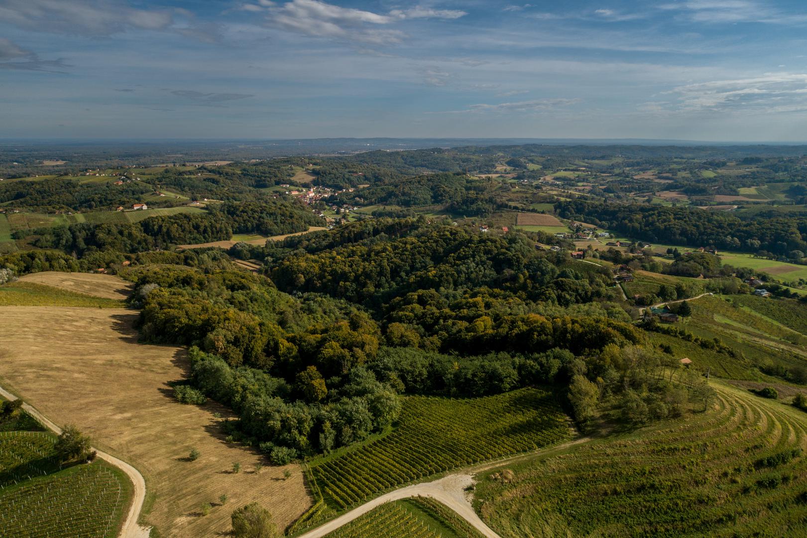 Mađerkin breg dobio je ime po Emiliji Krauthaker, balerini iz Budimpešte koja je tu provela život. Njezina priča, ispričana kroz šarmantne anegdote, ostaje sastavni dio ovog mjesta.