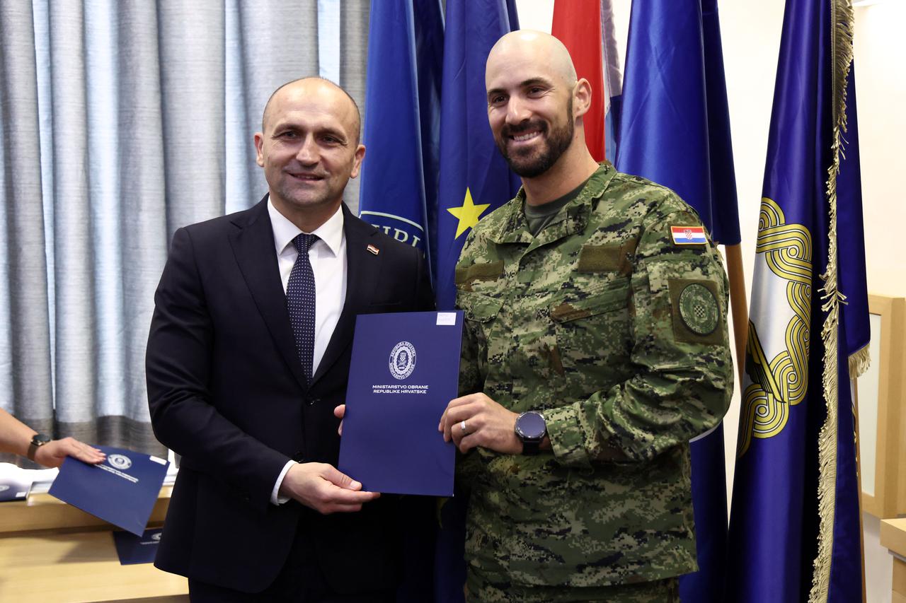 Zagreb: Ministar Anušić uručio ugovore vrhunskim sportašima i pričuvnicima Hrvatske vojske