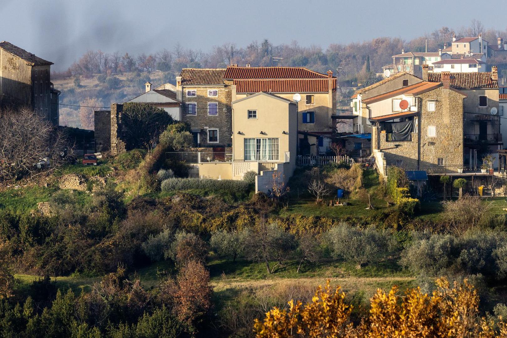 "Od kupnje zemljišta do izgradnje kuće za odmor u Momjanu, naselju u sastavu Grada Buja, svaka je etapa bila u skladu s propisima i zakonima Republike Hrvatske, što je lako provjeriti uvidom u službenu dokumentaciju", istaknuto je tada. 

