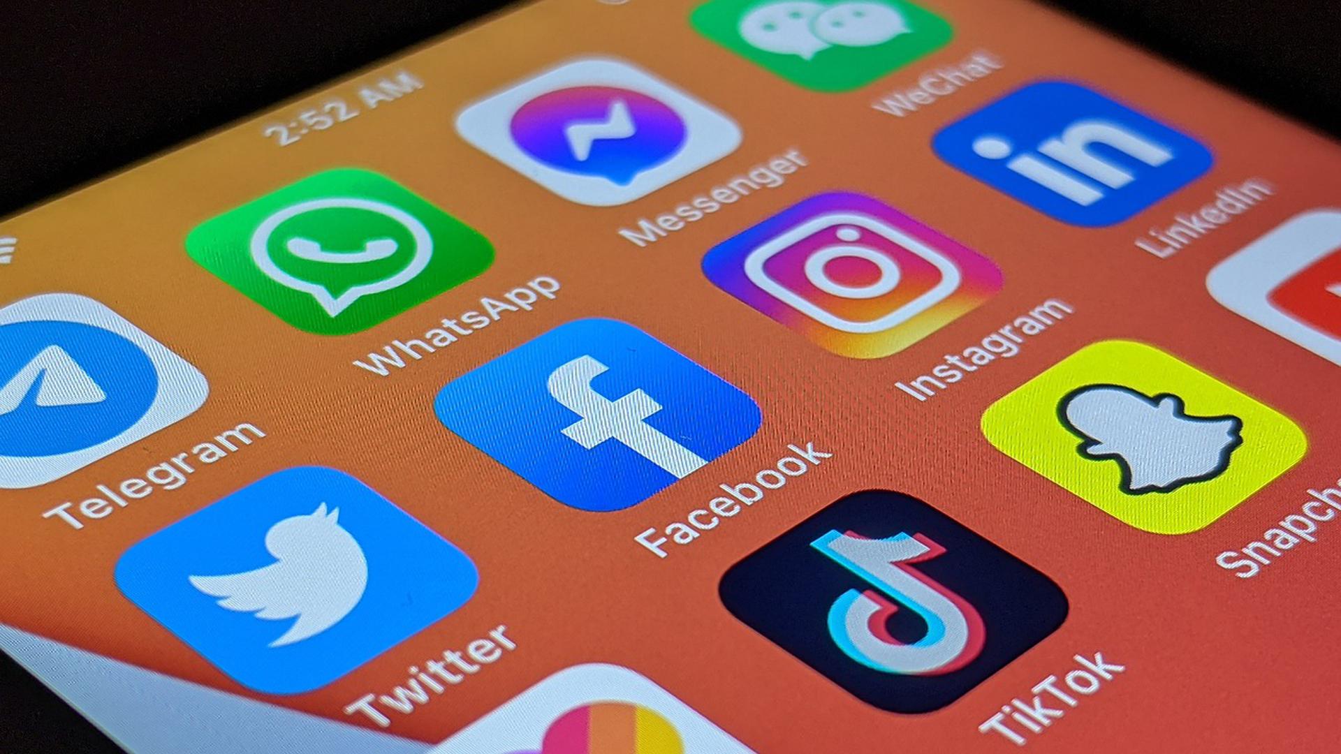 14. Ograničite vrijeme korištenja određenih aplikacija - Trošite li previše vremena na besciljno skrolanje TikToka ili Instagrama? Možete uključiti postavku koja ograničava vaš pristup tim aplikacijama. Unutar Postavki dodirnite Vrijeme korištenja zaslona, zatim dodirnite Dodaj ograničenja > Dodaj ograničenje. Možete odabrati cijelu kategoriju aplikacija, poput Društvene mreže, ili postaviti ograničenja na određene aplikacije dodirom na kategoriju i odabirom aplikacija unutar tih kategorija. Dodirnite Dalje u gornjem desnom kutu, zatim odaberite koliko vremena ćete si dopustiti da provodite u tim aplikacijama. Ako želite, možete si dati više vremena vikendom dodirom na Prilagodi dane.