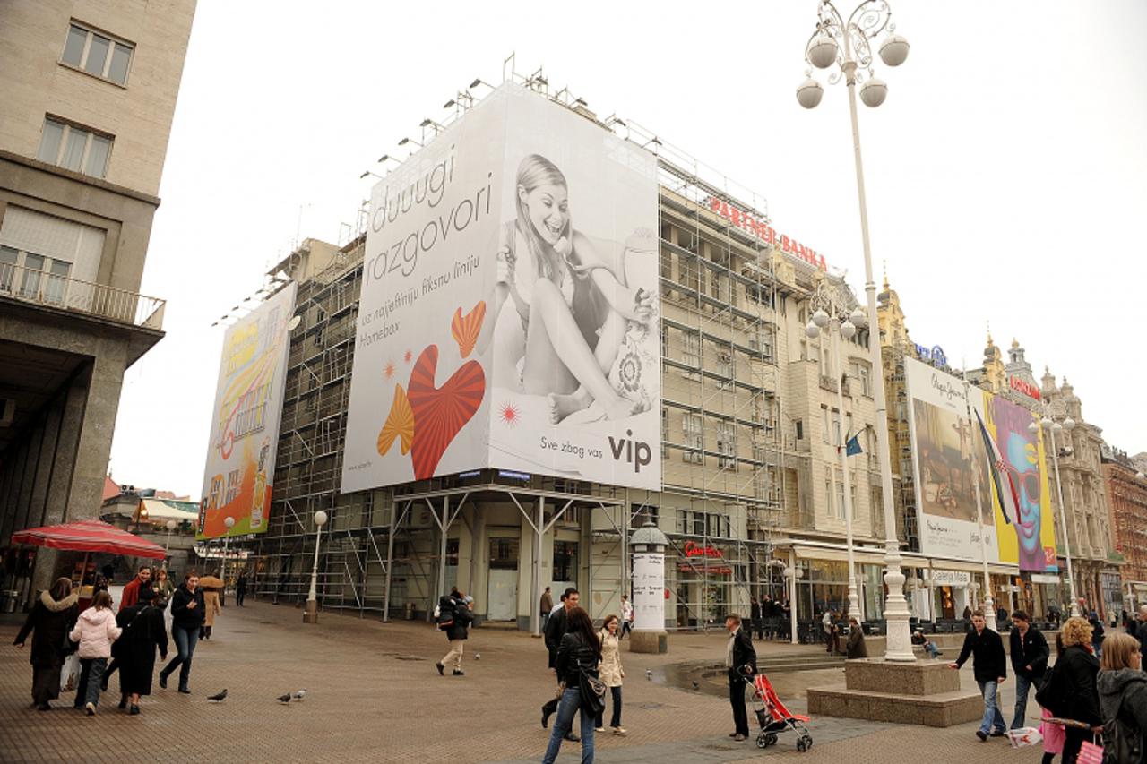 'gradska...zagreb...01.04.2009.    Trg Bana J. Jelacica 4, zgrada na kojoj su skelama ostetili mestrovicev reljef,  Photo: Goran Stanzl/Vecernji list'