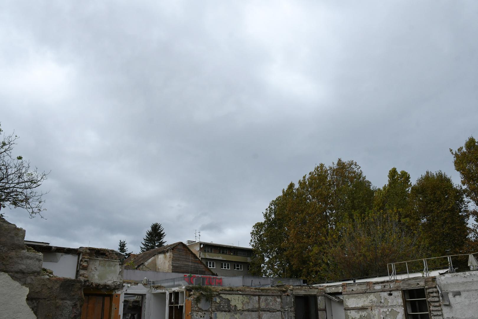 27.10.2023., Sisak - Tamni oblaci na nebu iznad grada najava su kise. Photo: Nikola Cutuk/PIXSELL