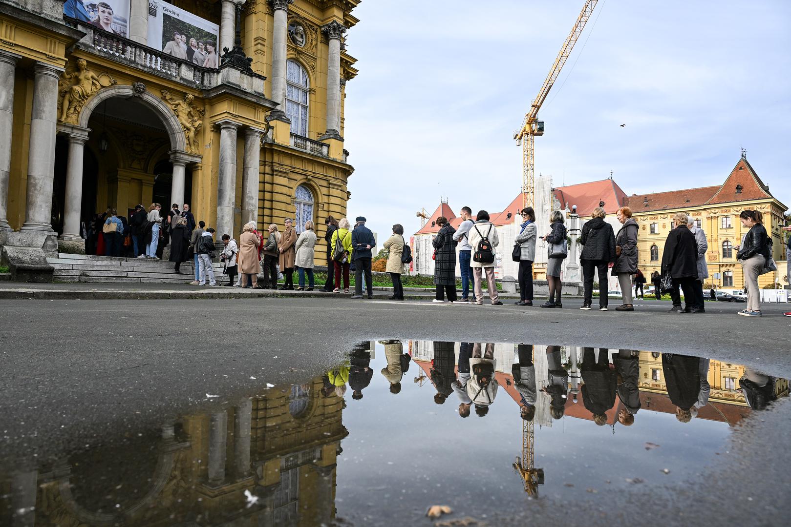 Slobodna prodaja počinje u nedjelju, 26. listopada, na službenoj stranici Hrvatskog narodnog kazališta u Zagrebu, a od utorka, 28. listopada, od 10 sati svi zainteresirani ulaznice će moći pronaći i na blagajni kazališta
