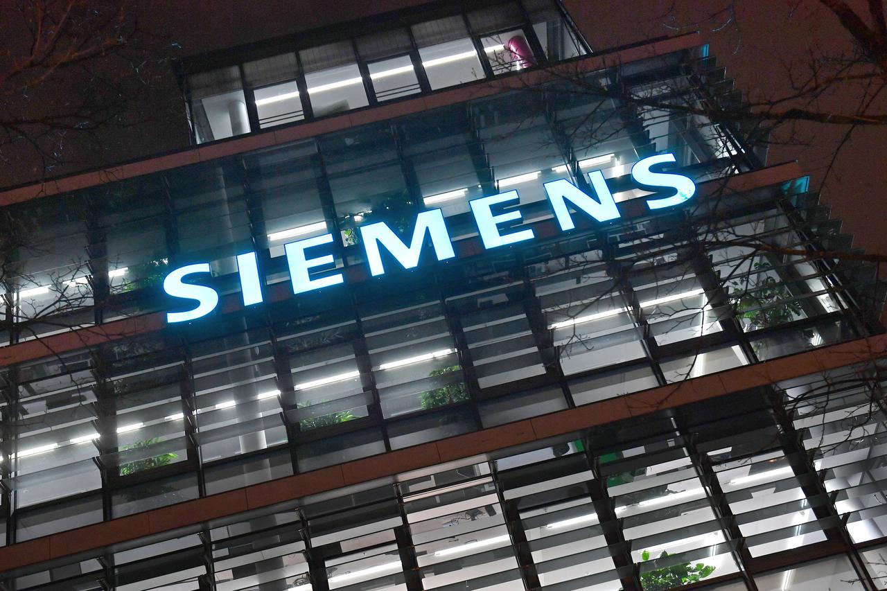 Not an increase, but moderate losses - that is the new Siemens forecast for the current year.