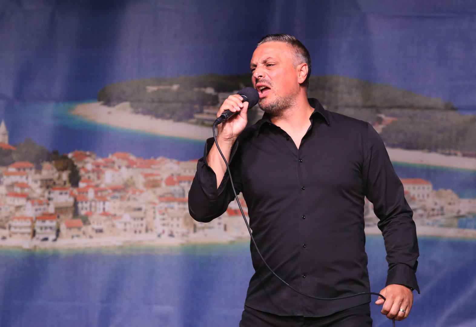 "Ja i moja supruga bili smo zajedno pet godina prije nego smo se vjenčali. Upoznali smo se na tomboli u jednom omiljenom kafiću. Tajna dugog braka i odnosa po mom mišljenju je u opraštanju i strpljenju. Najveći problem je u tome što ljudi nemaju strpljenja.