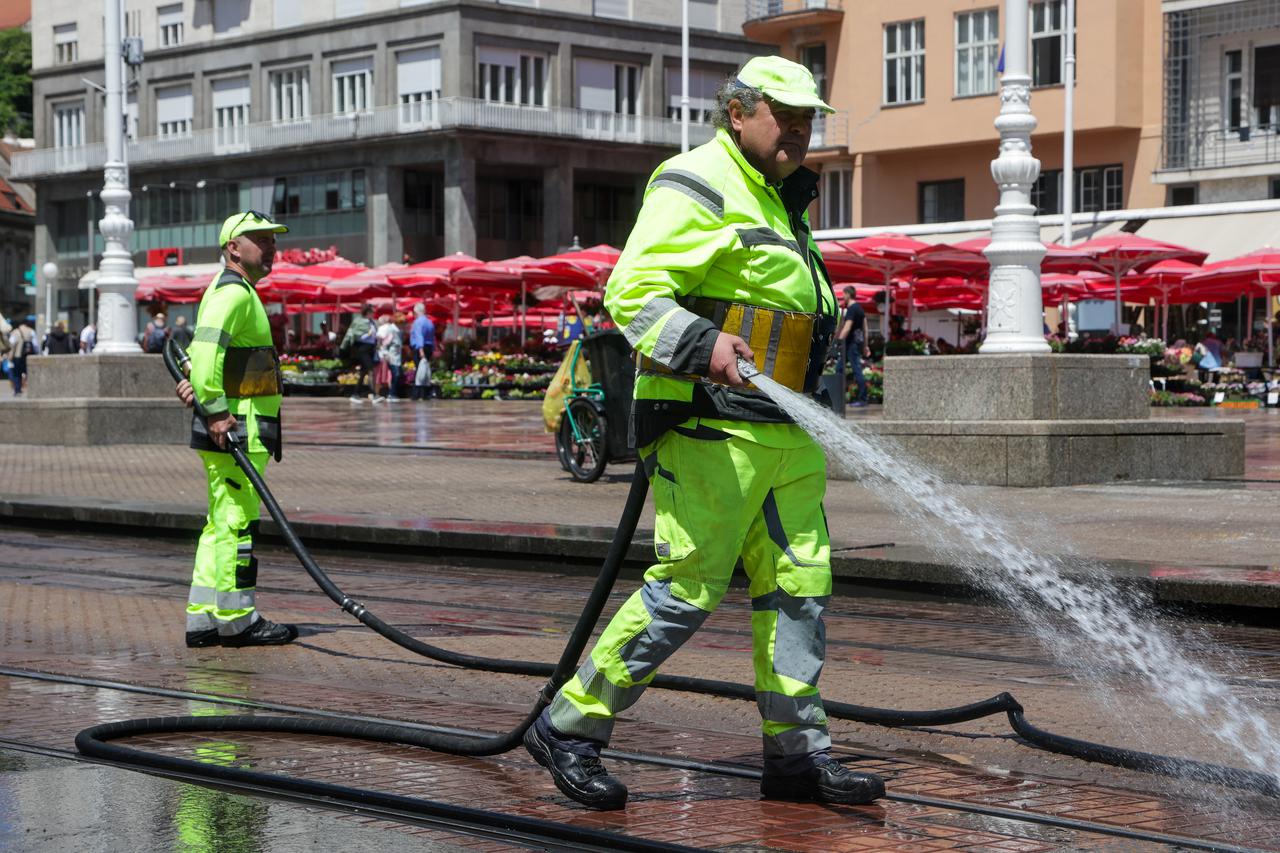 Zagreb: Radnici Čistoće čiste trg nakon slavlja maturanata