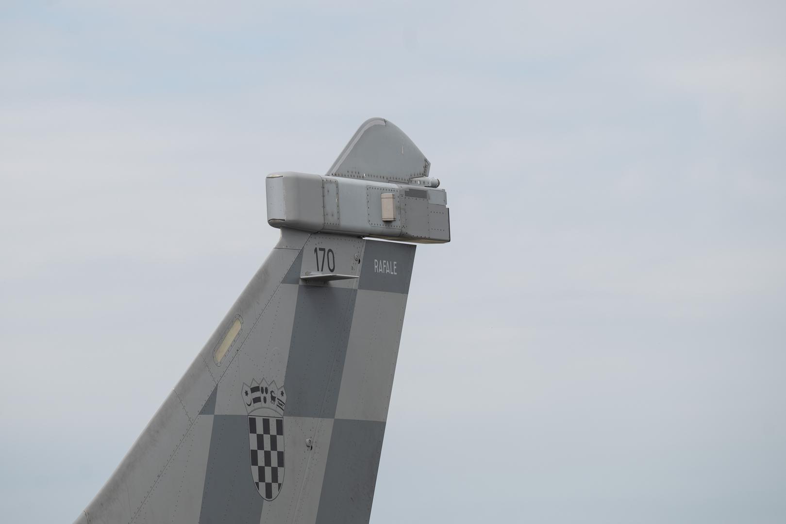 "Rafalei i sada čuvaju hrvatsko nebo, ali 'Air Policing' je jedan odnos koji smo počeli s našim saveznicima i koji bi trebao završiti do kraja godine, kada je planiramo u potpunosti preuzeti čuvanje našeg neba od strane naših Rafalea", rekao je. 