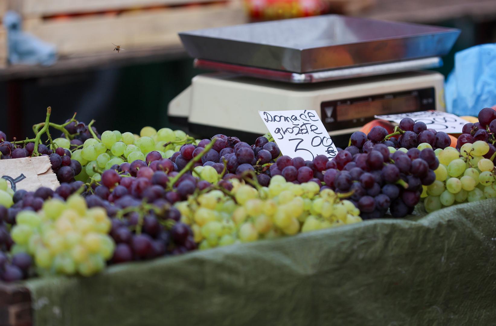 Grožđe je nešto skuplje, pa mu se cijena kreće oko četiri eura za kilogram, a može se pronaći i za tri eura. 