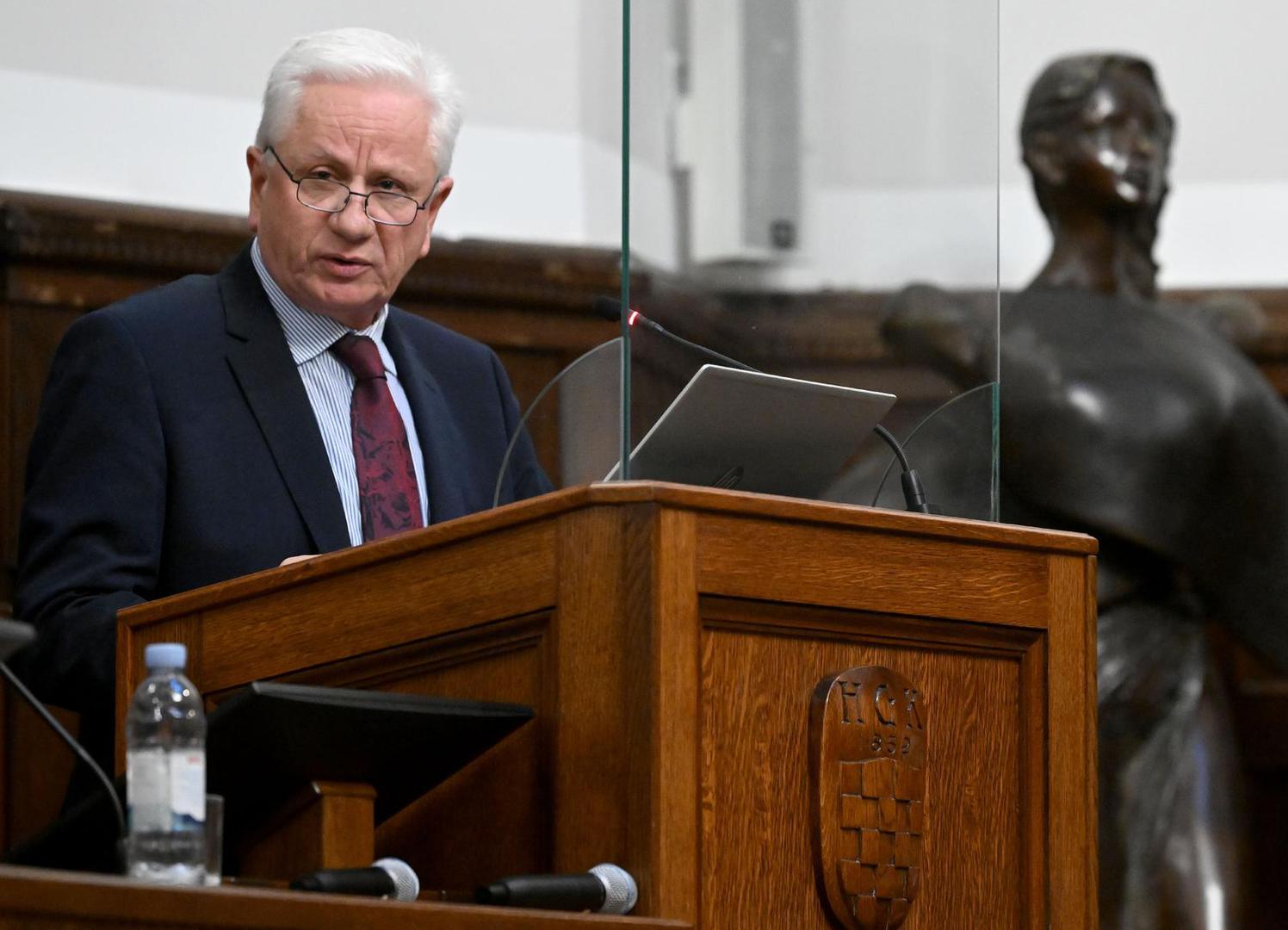 Dodaju da se na sjednici Vijeća za obranu raspravljalo i o jačanju obrambenih sposobnosti Republike Hrvatske, s naglaskom na projekte opremanja i modernizacije Hrvatske vojske. 