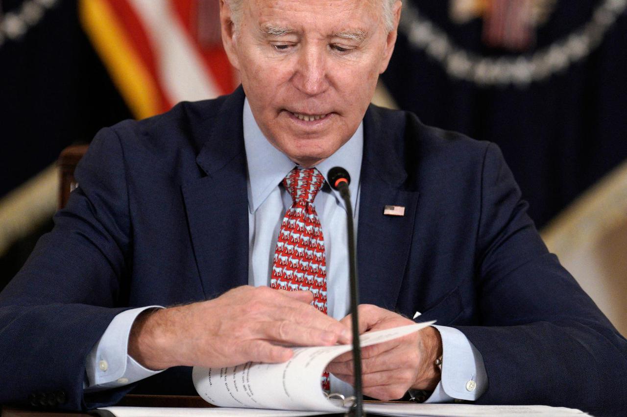 Le président des États-Unis Joe Biden rencontre ses conseillers pour la science et la technologie dans la salle à manger de la Maison Blanche à Washington