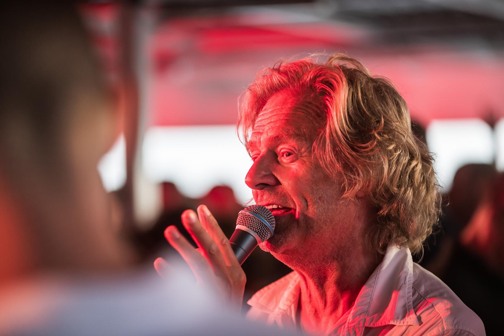  Vesela i raspjevana atmosfera vladala je jučer na trajektu "Korčula" na kojem su uz  Stjepana Lacha, Brunu Oberan, Gelo bend i Tedija Spalata pjevali i svi putnici među kojima je bilo i poznatih lica.