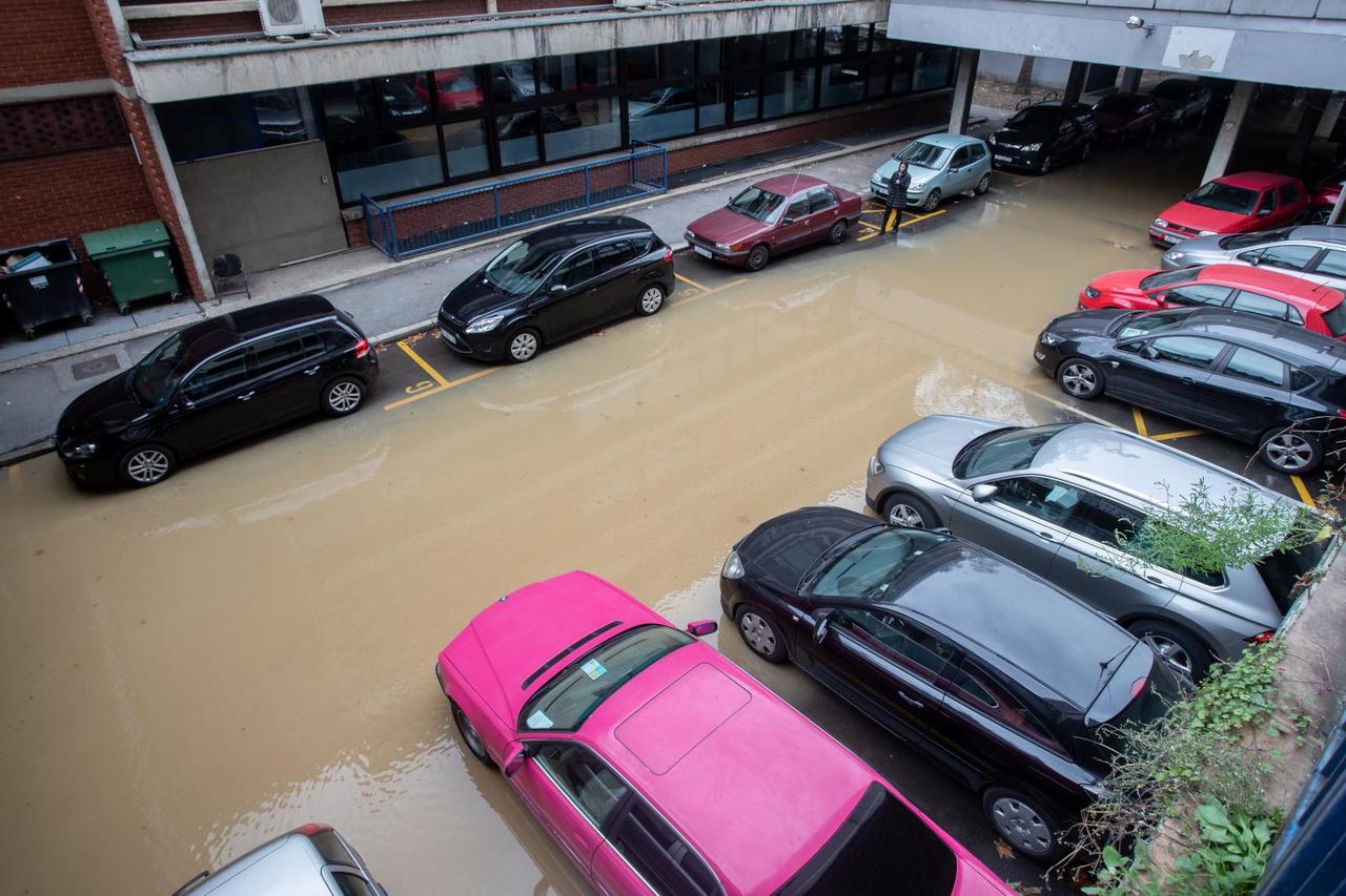 Poplavljeno parkiralište u Sigetu