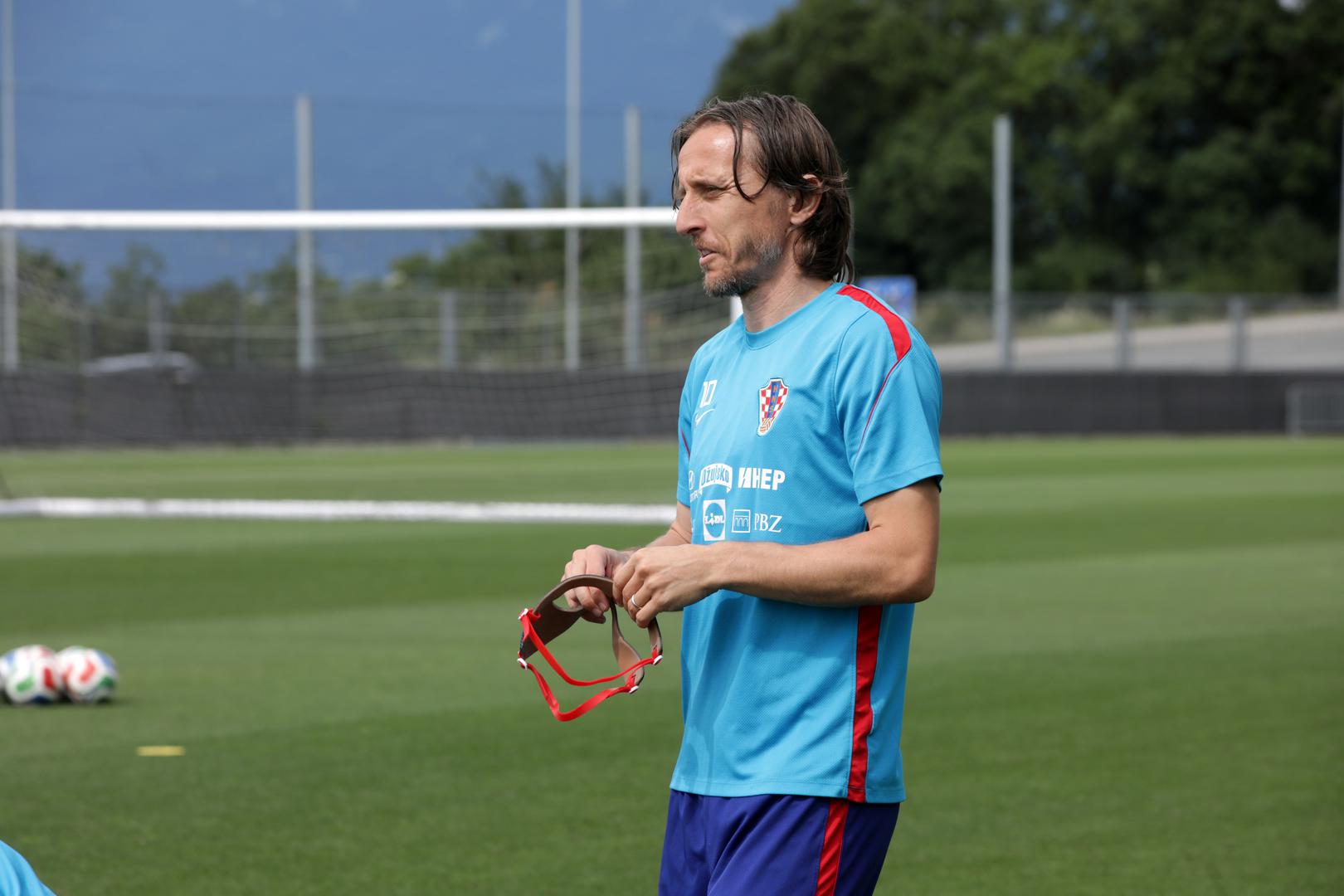 Luka Modrić stigao je s maskom koju mora nositi nakon ozljede.