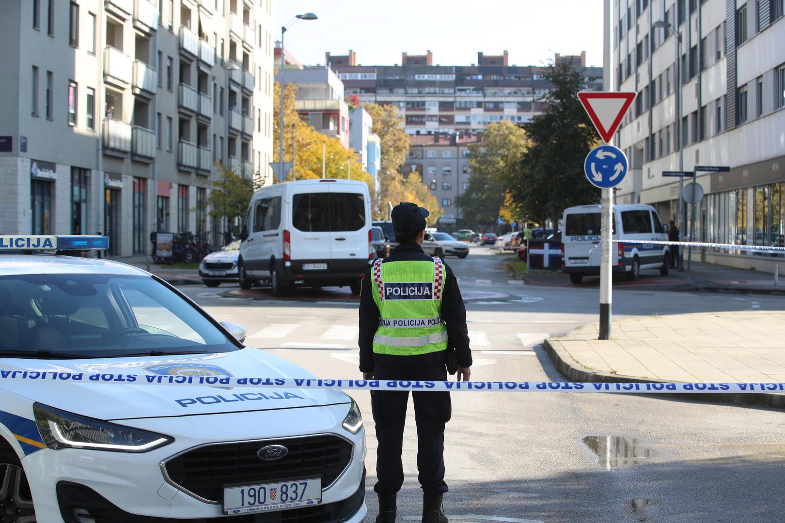 Prema prvoj policijskoj informaciji do pucnjave je došlo oko 10.30 sati u Ulici Ede Murtića, nedaleko Muzeja suvremene umjetnosti.

