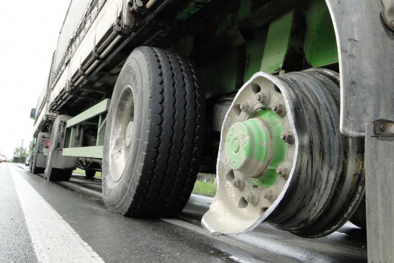 guma, kotač, pukla guma, kamion