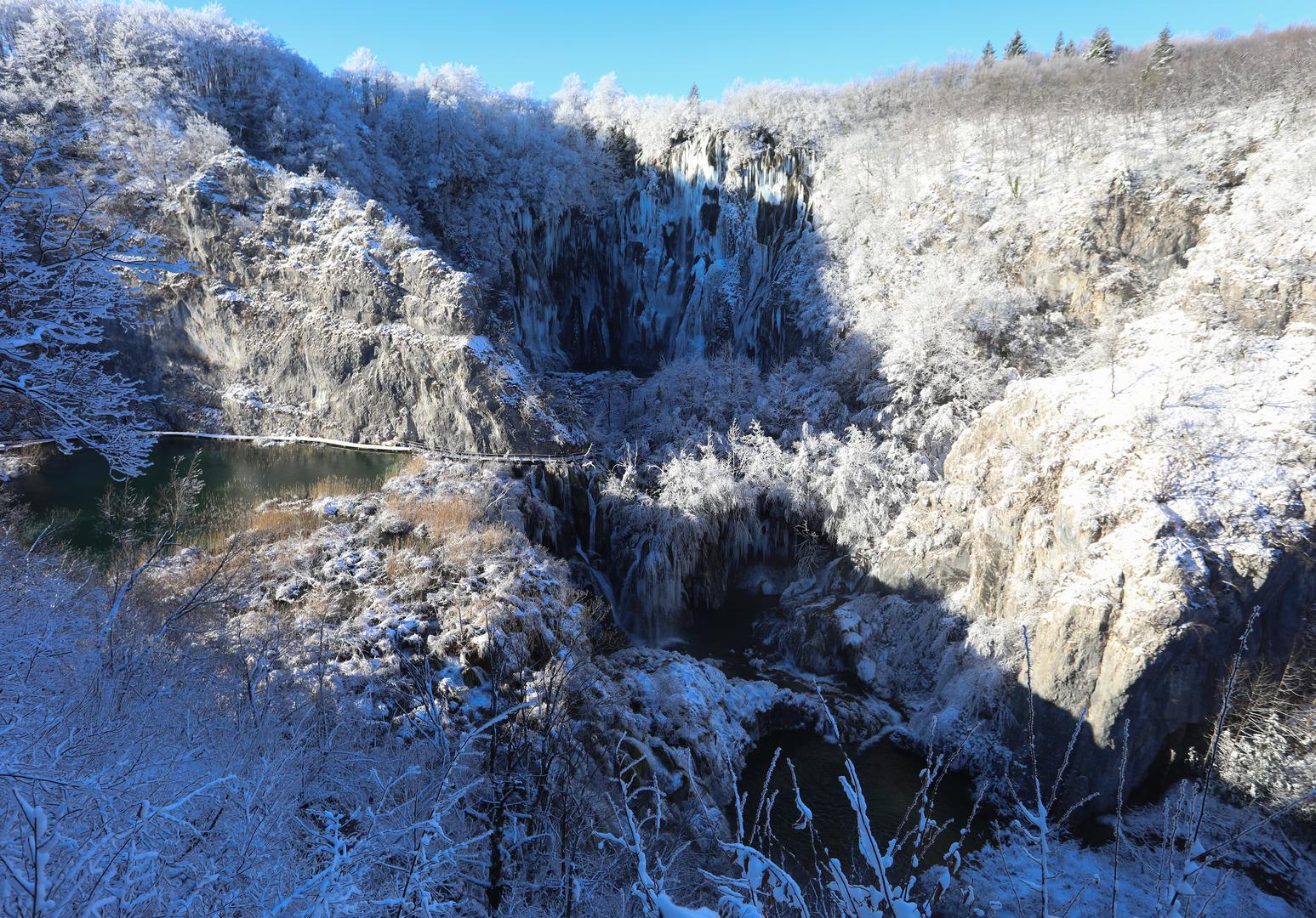 13.01.2024., Plitvicka jezera - Snijeg i debeli minusi zaledili su slapove na Plitvickim jezerima koji mame uzdahe brojnih posjetitelja. Photo: Kristina Stedul Fabac/PIXSELL