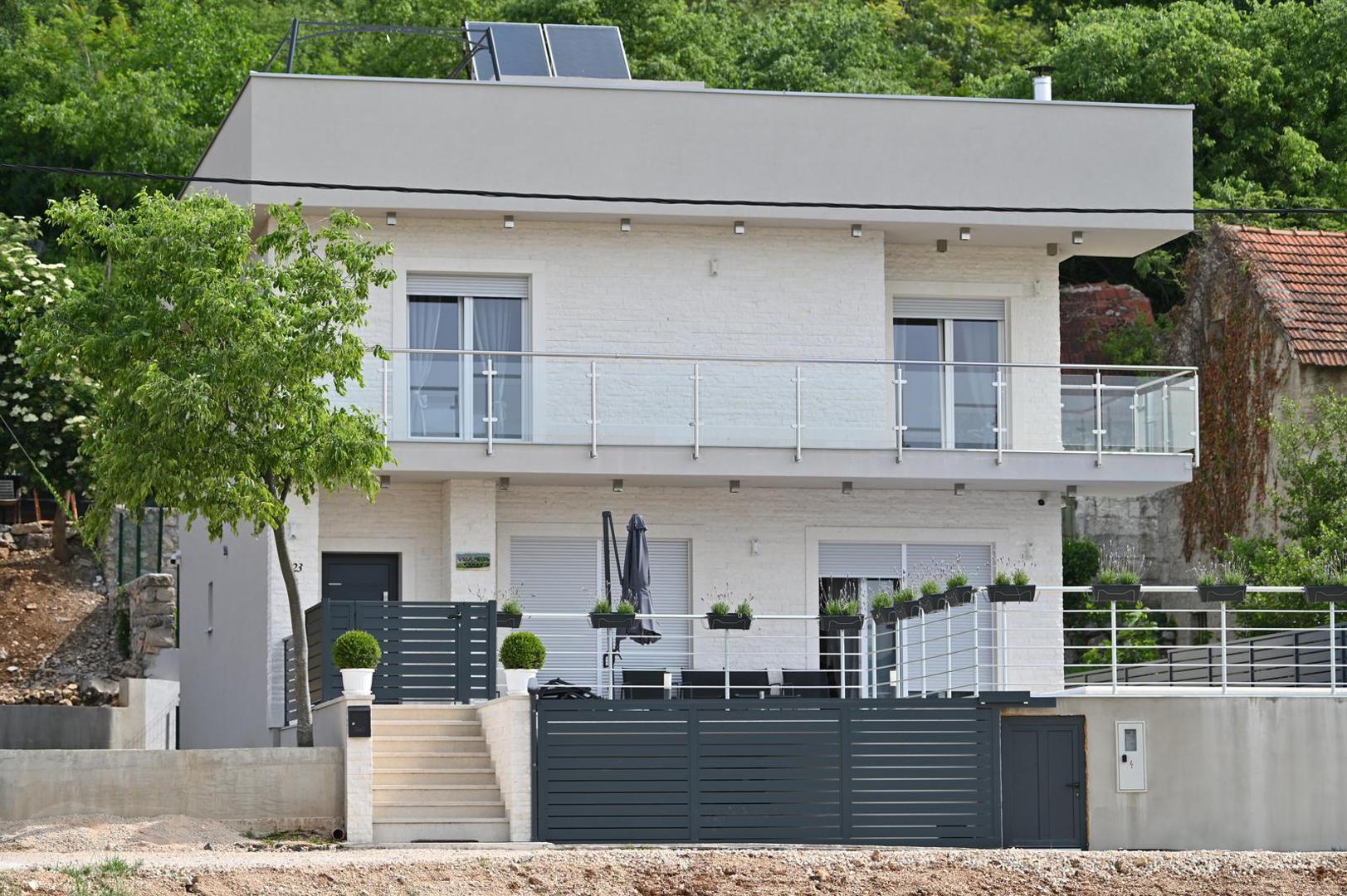 Tu je i prozračan dnevni boravak, moderna, potpuno opremljena kuhinja s blagovaonicom te prostorija za rekreaciju s društvenim igrama. Na prvom katu nalazi se jedna spavaća soba, kupaonica i dodatni WC.