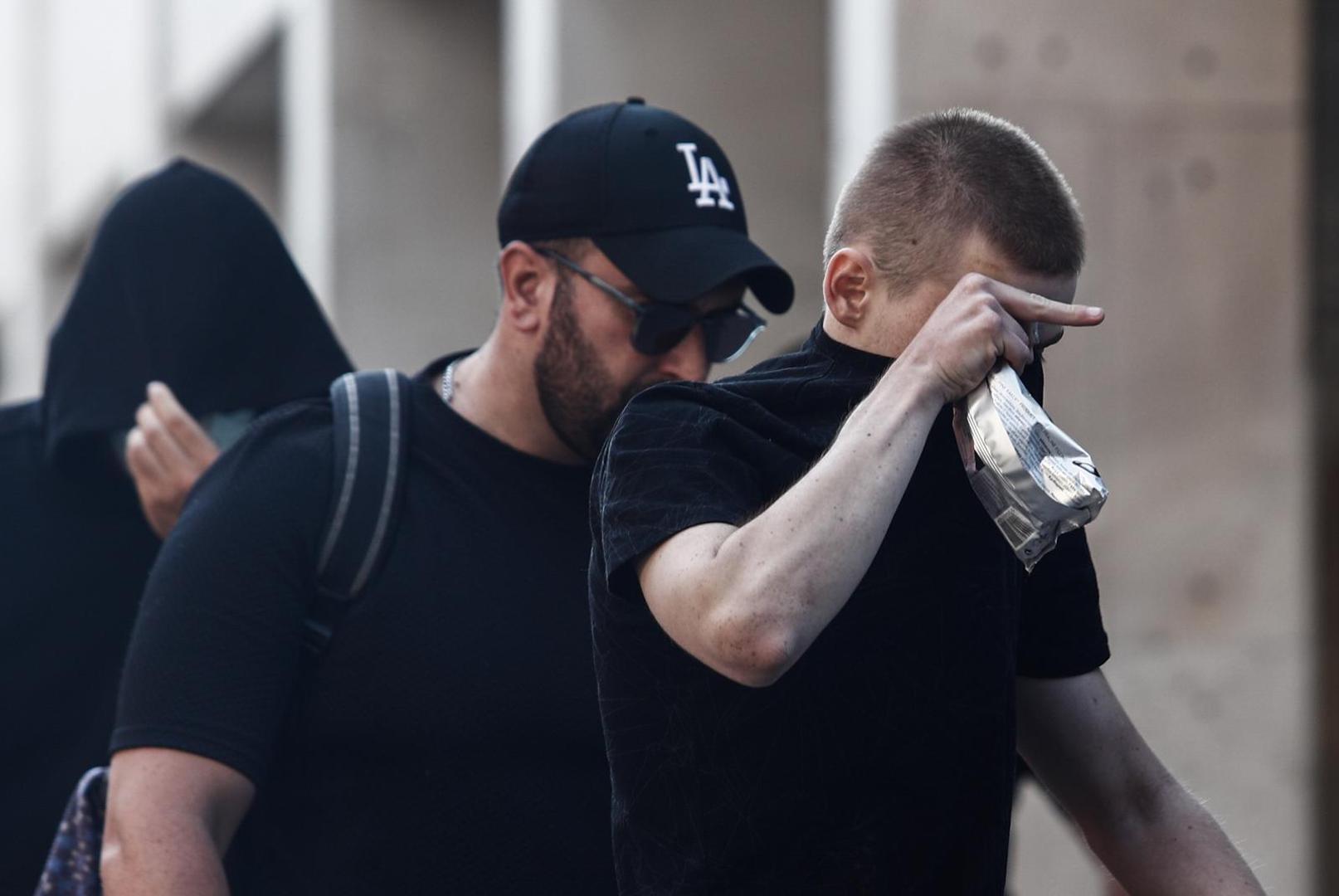 11.08.2023., Atena, Grcka - Prva skupina navijaca iz pritvora je prebacena na sud gdje u 12 sati pocinju saslusanja koja ce trajati do nedjelje. Uhicene, njih 105, ce dovoditi i ispitivati u grupama po 30 osoba. Prvi optuzenici za krvave incidente ispred stadiona AEK-a i ubojstvo 29-godisnjaka danas ce biti ispitani, a glavnu istragu vode tri istrazitelja, jedan redovni i dva pomocnika.  Photo: Sotiris Dimitropoulos/PIXSELL