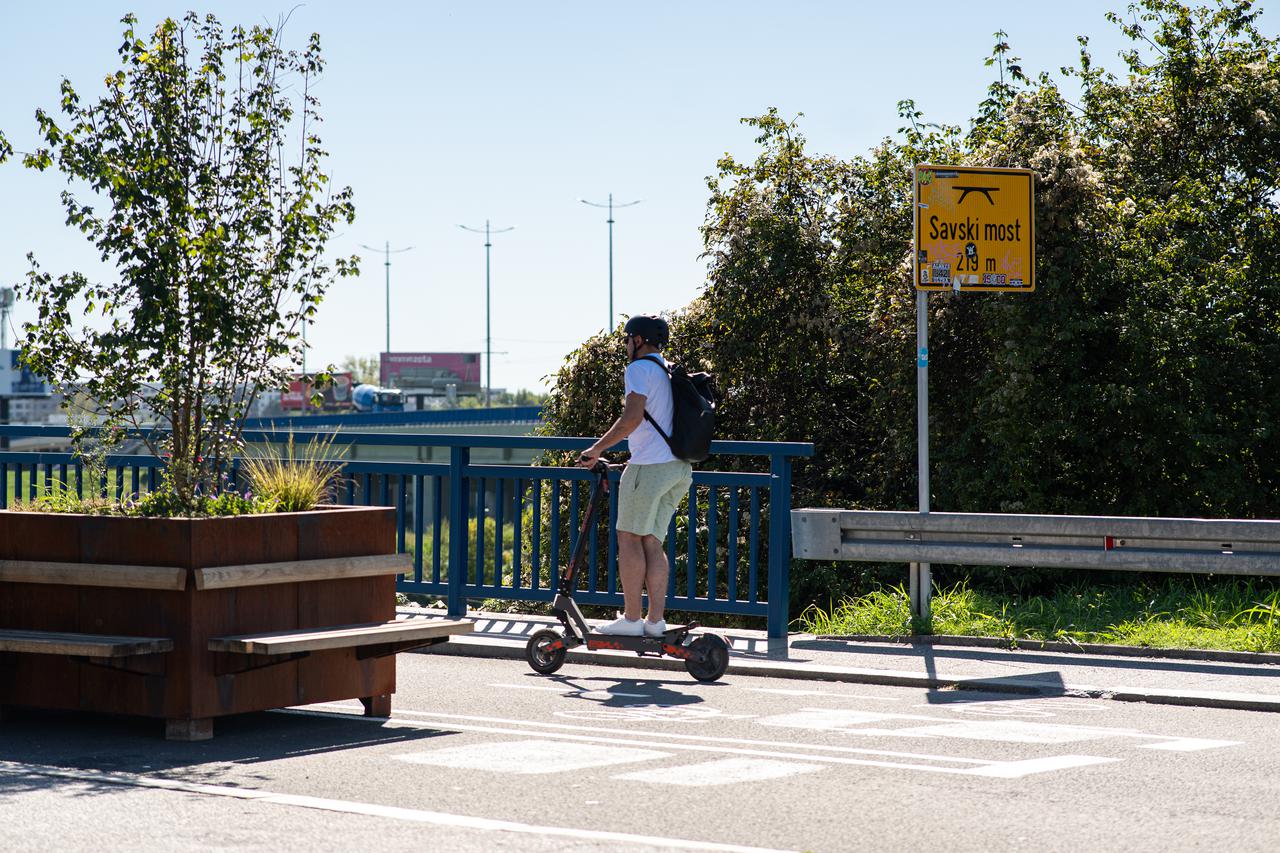 Zagreb: Obnovljen Savski most na kojem su postavljene klupe i tegle s biljkama