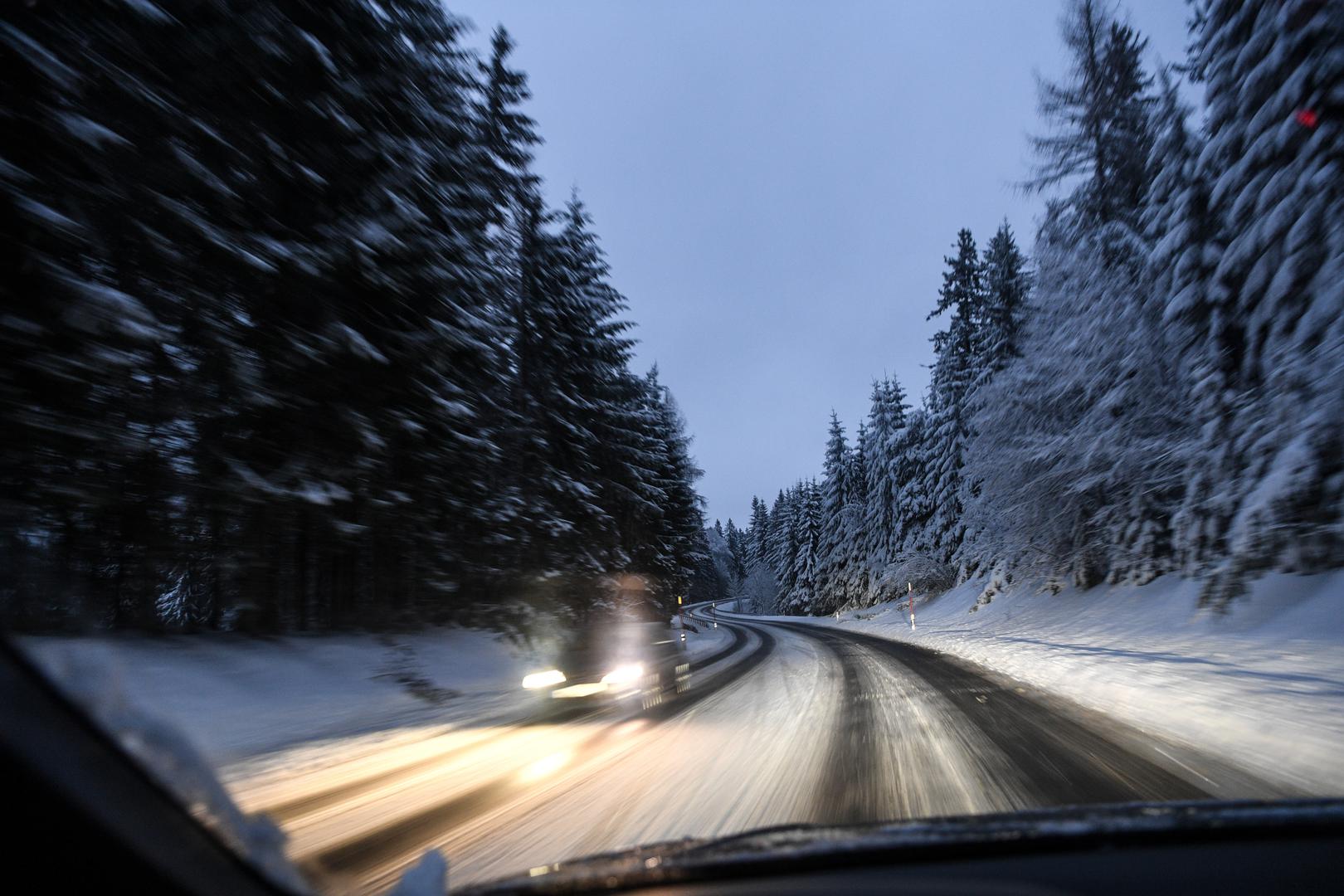 5. Nemojte raditi nagle pokrete (trzaje) upravljačem, jer može doći do zanošenja vozila.