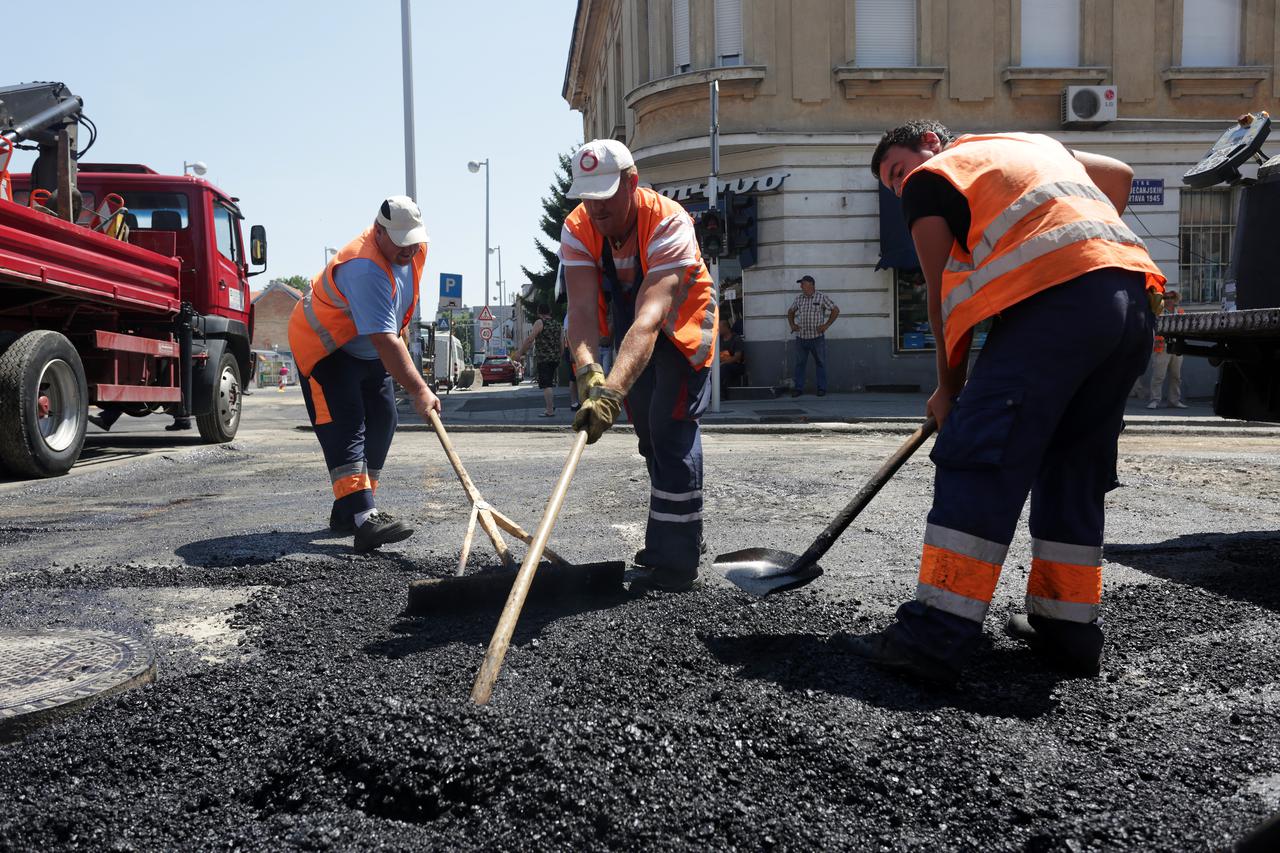 05.07.2015., Zagreb - Radnici mukotrpno popravljalju ceste i pruge po gradu. Bez obzira na visoke srpanjske emperature koje nerijetko prelae 33 stupnja, radnici postavljaju novi asfalt u Ilici koji doseze cak 140 stupnjeva. Photo: Grgur Zucko/PIXSELL