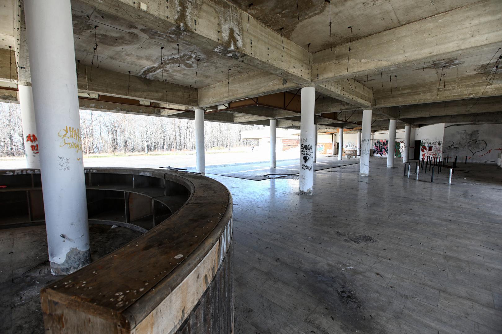Nalazi se na tromeđi općina Vojnić, Gvozd i Topusko te na granici dviju županija, što onemogućuje bilo kakav ozbiljan zahvat.