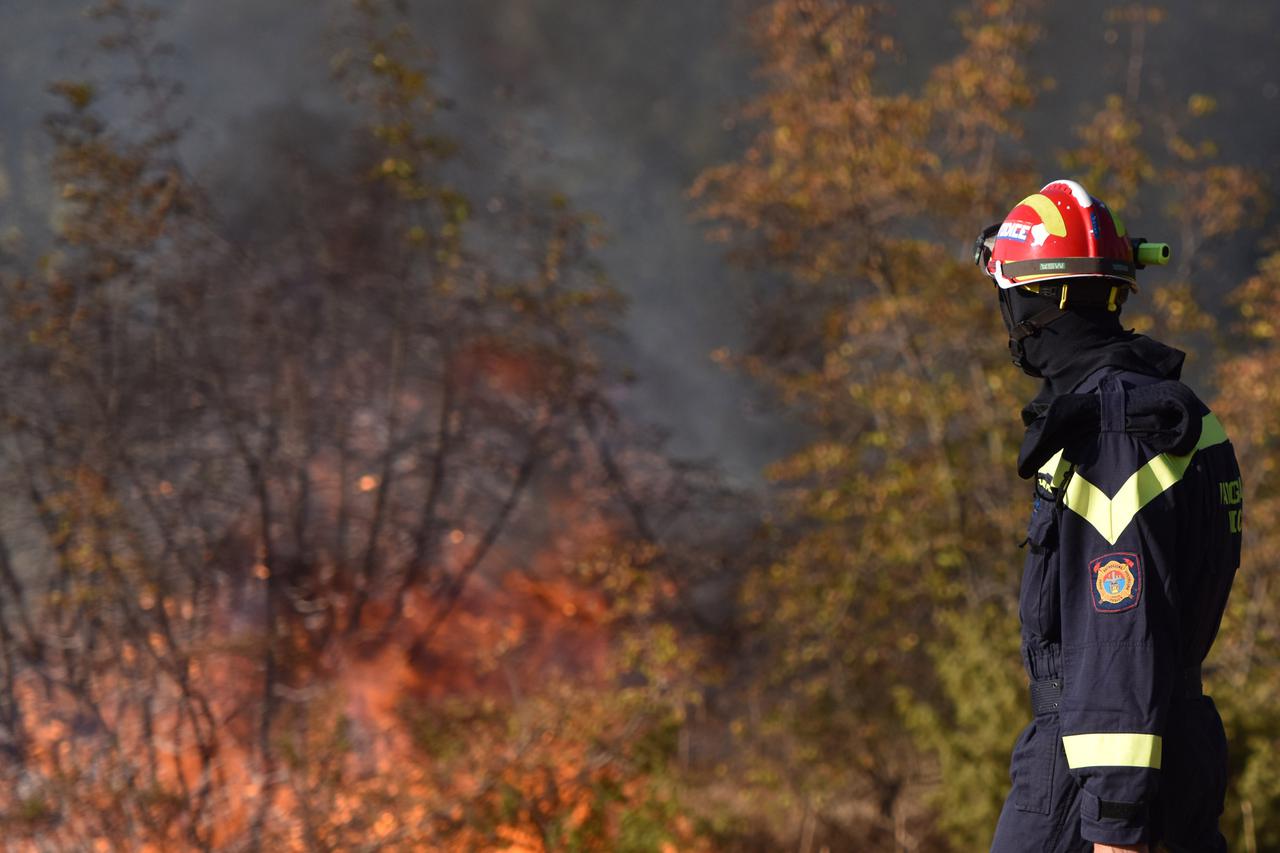 Đevrske: Vatrogasci dogašavaju požar koji je tijekom jučerašnjeg dana prijetio kućama