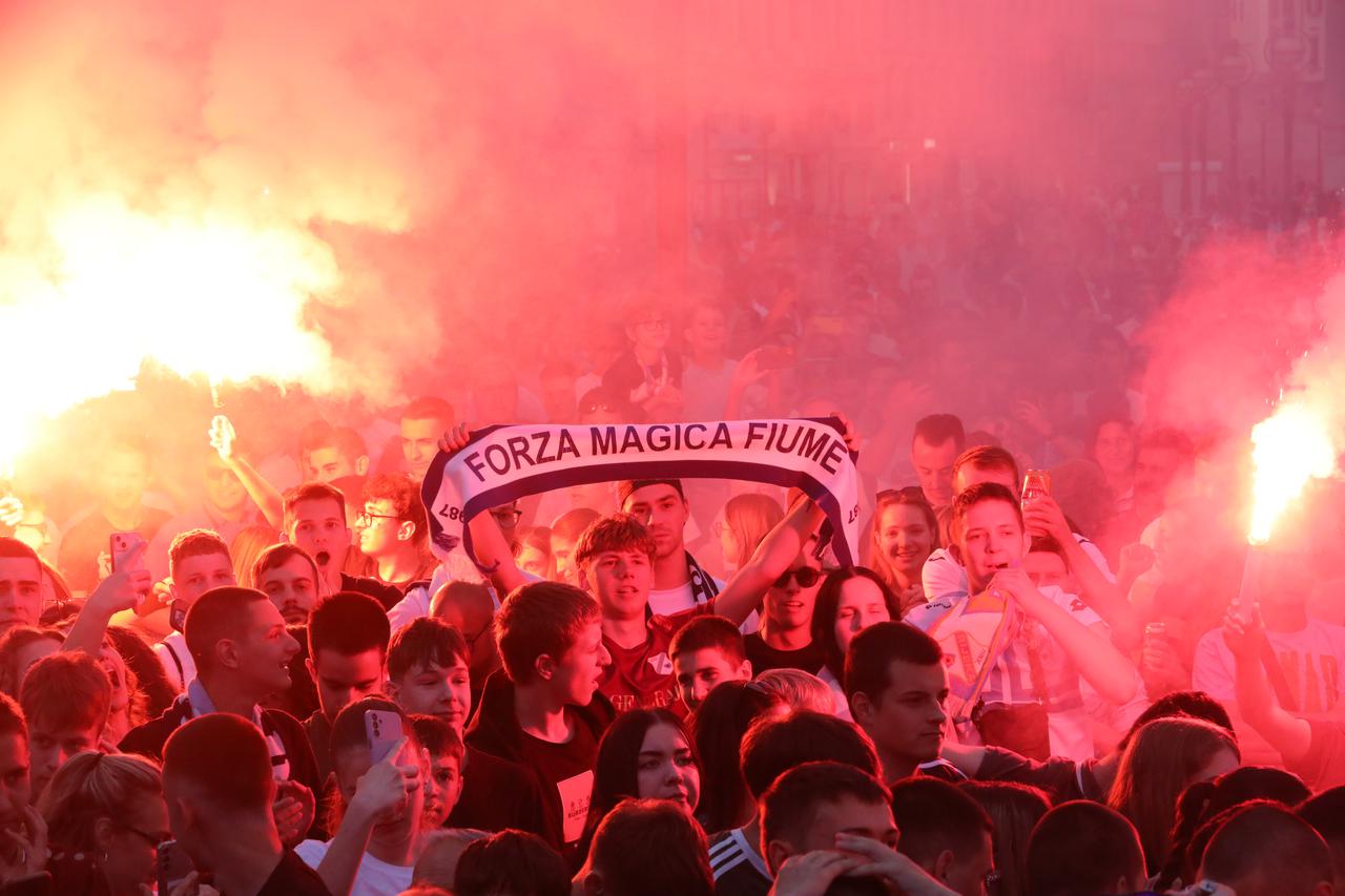 Rijeka: Navijači na Korzu prate finalnu utakmicu SuperSport Hrvatskog nogometnog kupa, HNK Rijeka - NK Slaven Belupo