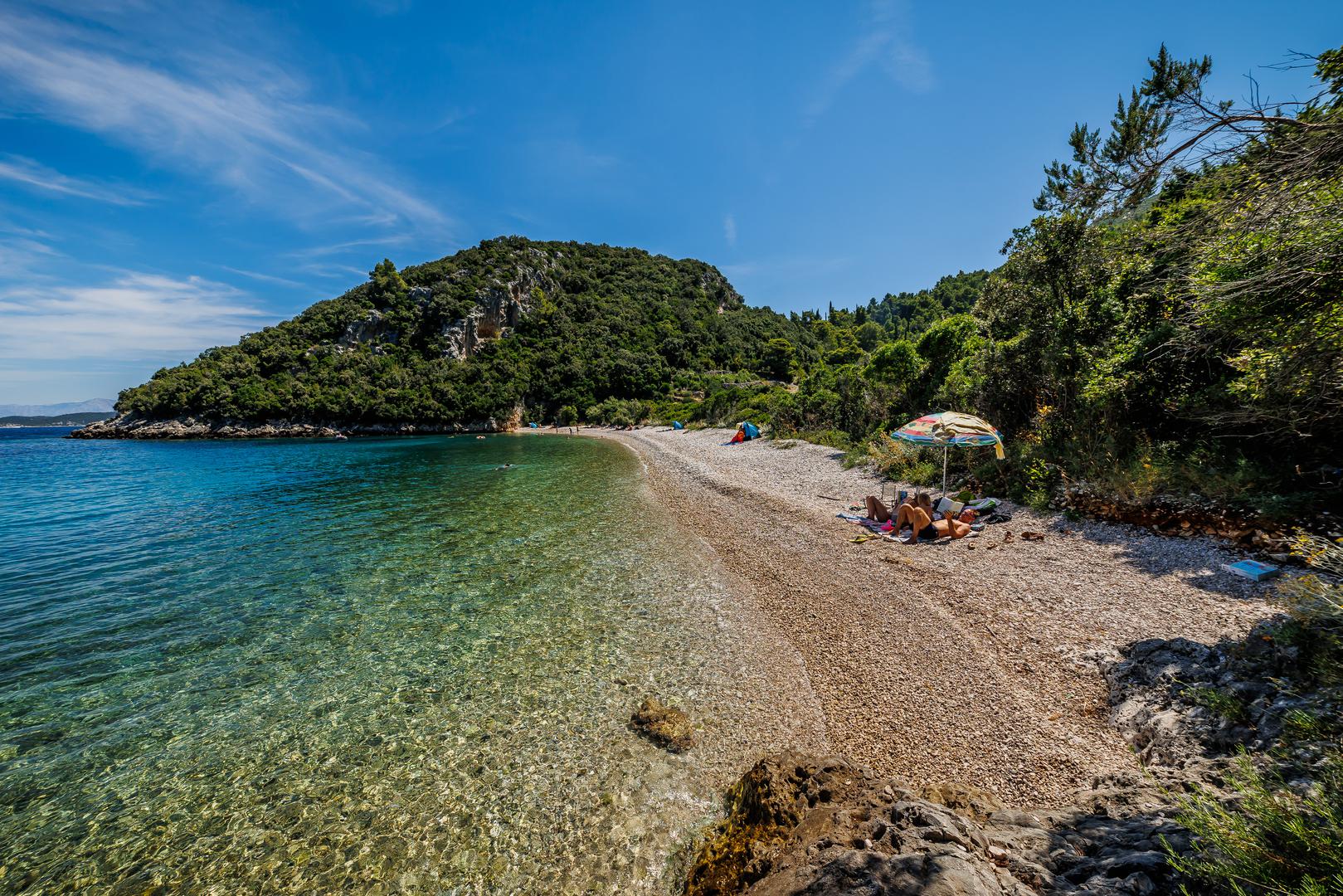 Plaža Samograd, kao i cijelo područje zapadno od naselja Račišće, pravi je raj za ljubitelje prirode i avanturiste.  Plaža je orijentirana prema sjeveru te je obasjana suncem od jutra do kasnog popodneva.
