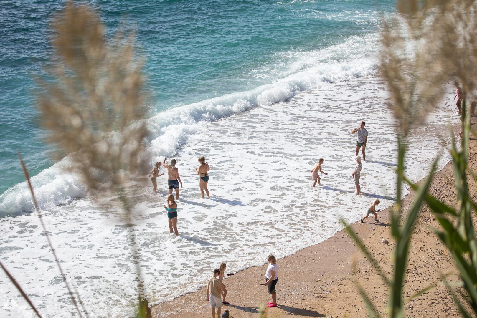 Prema podacima DHMZ-a, temperatura mora iznosi 19,4 °C, dok se dnevne temperature zraka na jugu kreću između 16 i 21 °C. 