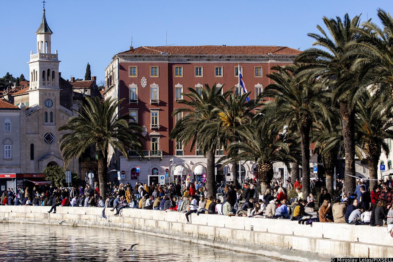 Split: Sunčan dan privukao mnogobrojne posjetitelje na Rivu