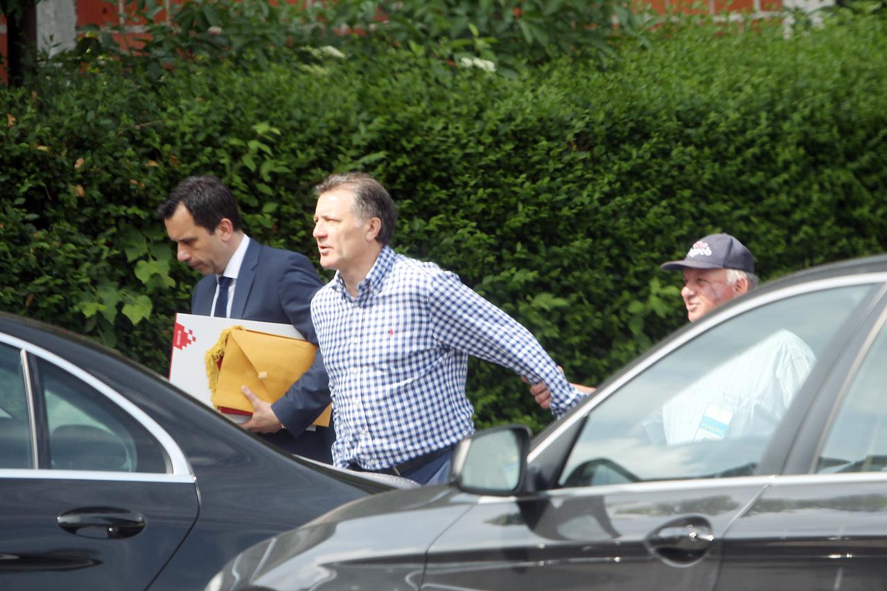 20.05.2015., Zagreb - Gradonacelnik Milan Bandic i Zdravko Mamic izlaze iz restorana Okrugljak nakon sastanka.   Photo: Goran Jakus/PIXSELL