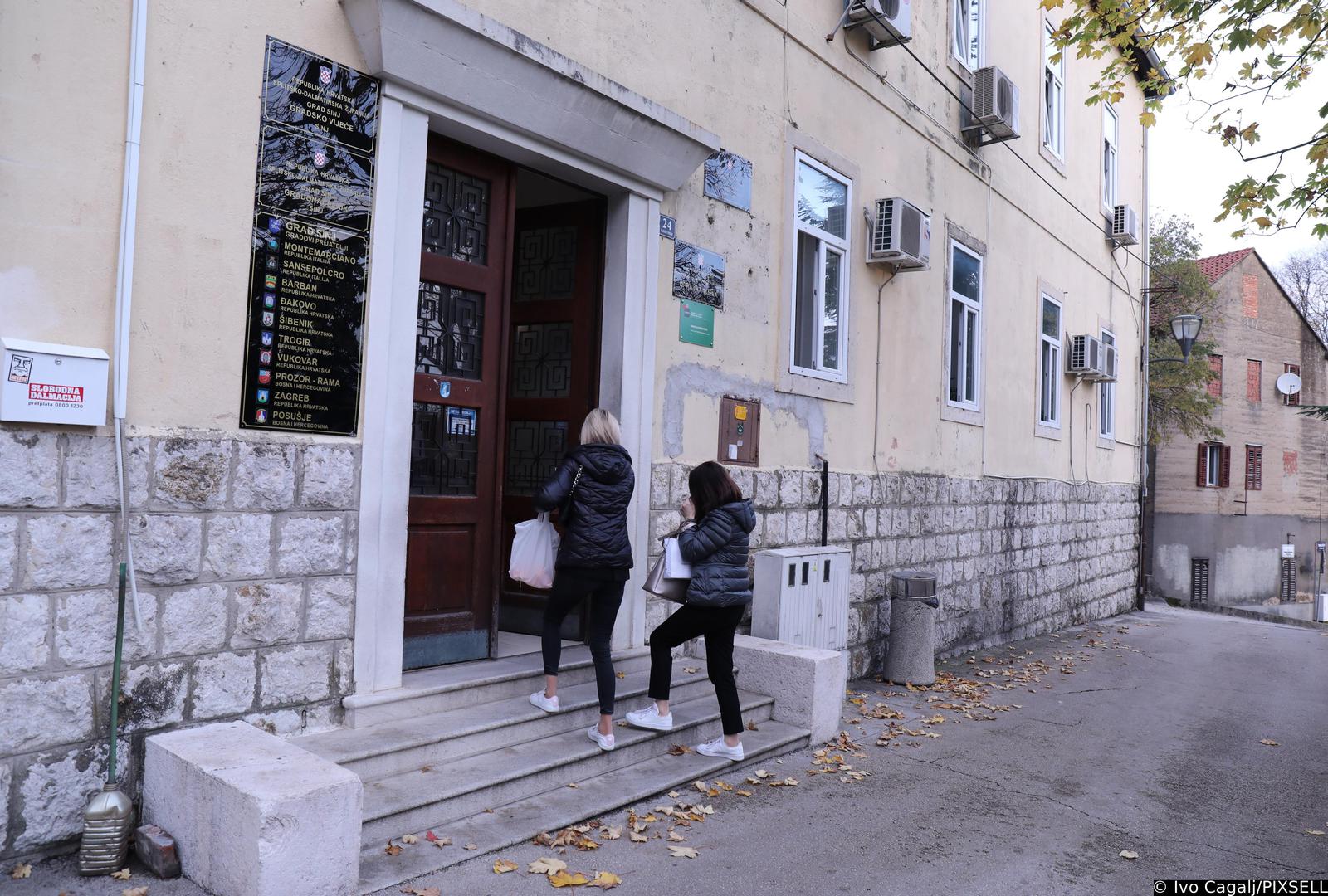 16.11.2021., Sin j- Djelatnici i korisnici sinjske gradske uorave jutros bez poteskoca ulaze u zgradu nakon uvodjenj novih a covid mjera.  